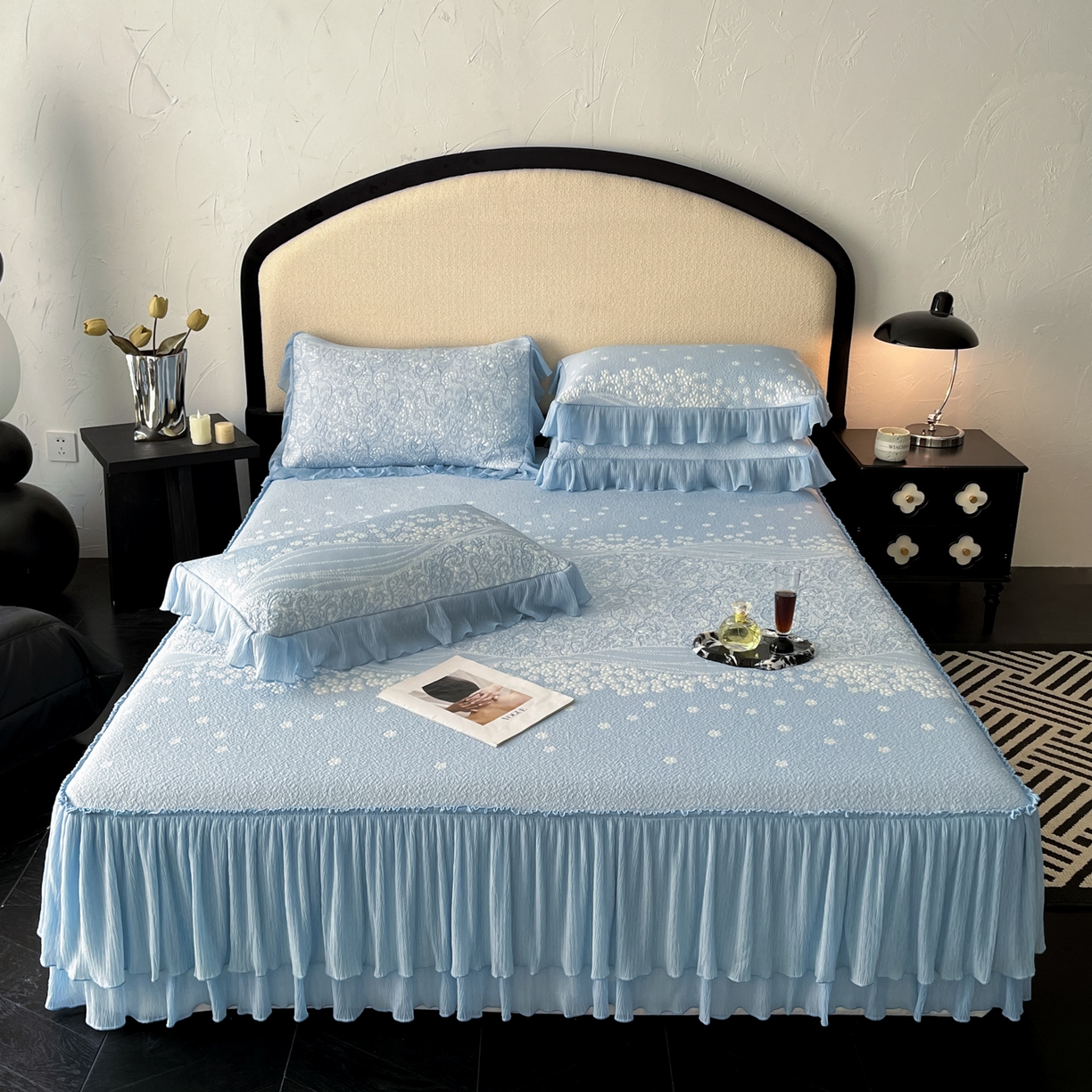 91家纺网 家纺一手货源 找家纺 莱米家纺 2026新款蕾丝花系列冰豆豆床裙 花漾-蓝