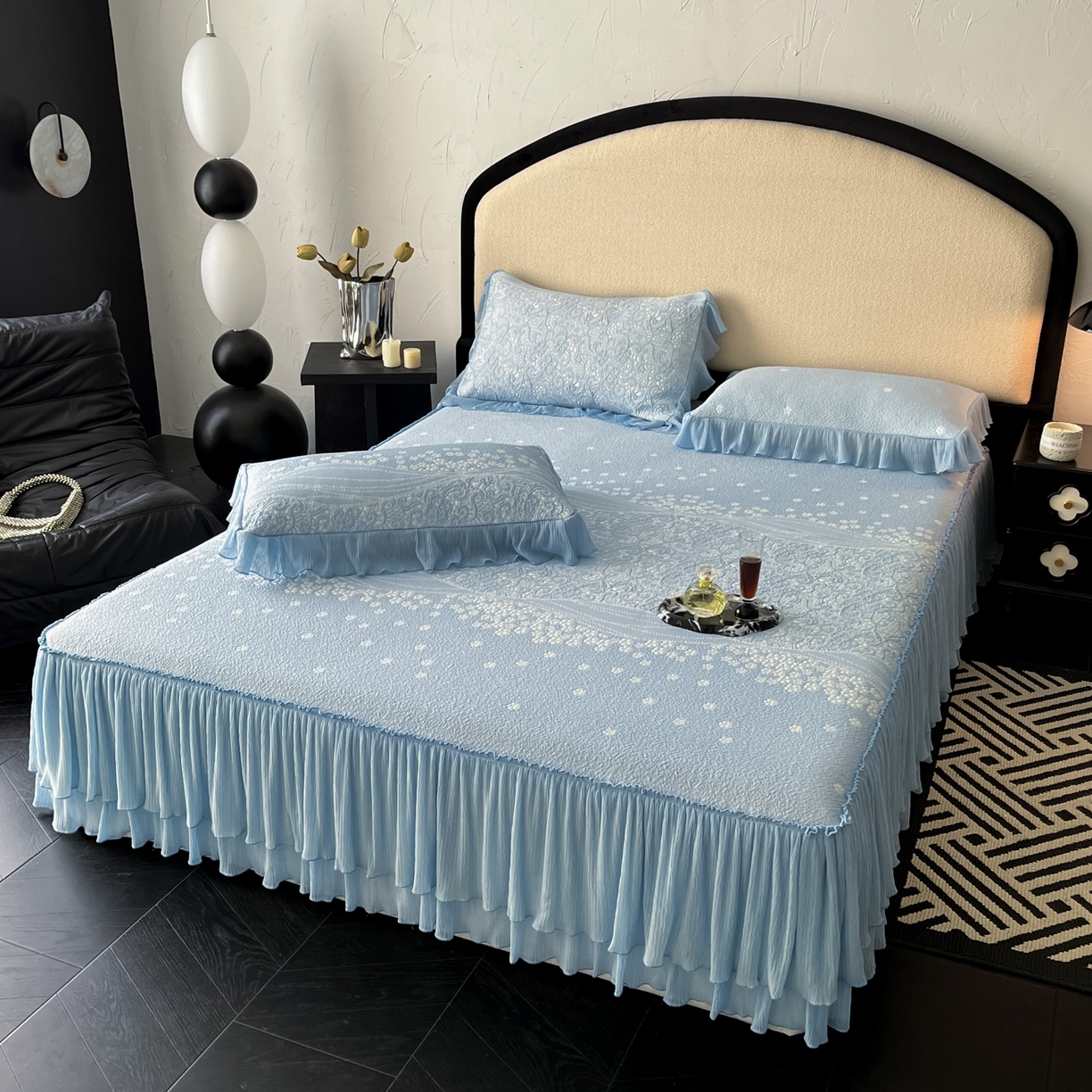 91家纺网 家纺一手货源 找家纺 莱米家纺 2026新款蕾丝花系列冰豆豆床裙 花漾-蓝