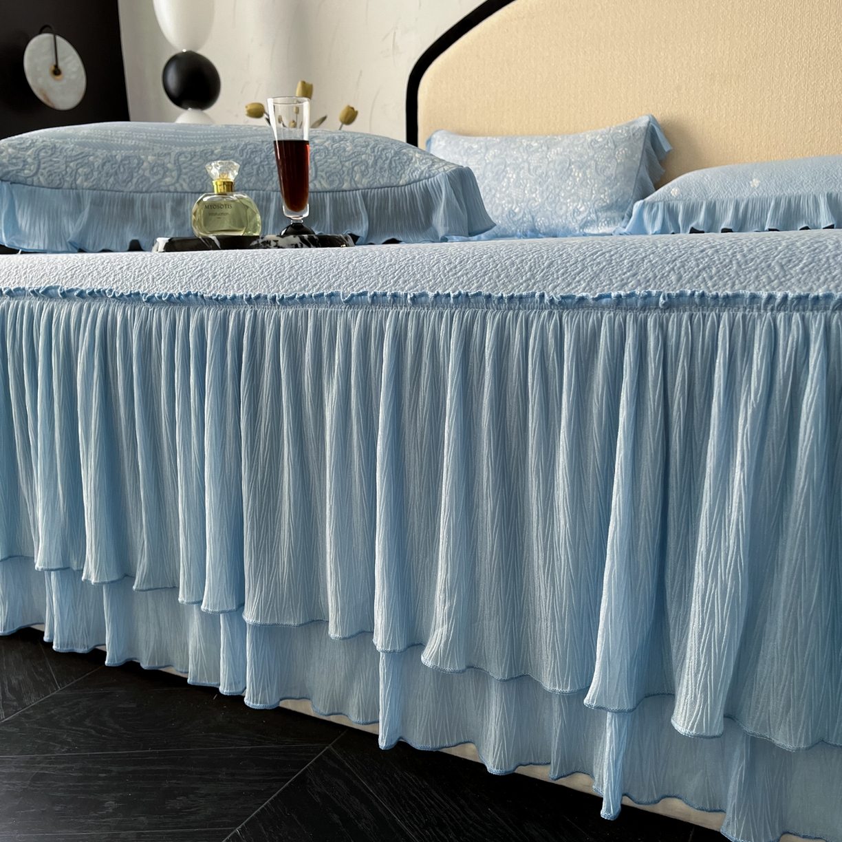 91家纺网 家纺一手货源 找家纺 莱米家纺 2026新款蕾丝花系列冰豆豆床裙 花漾-蓝