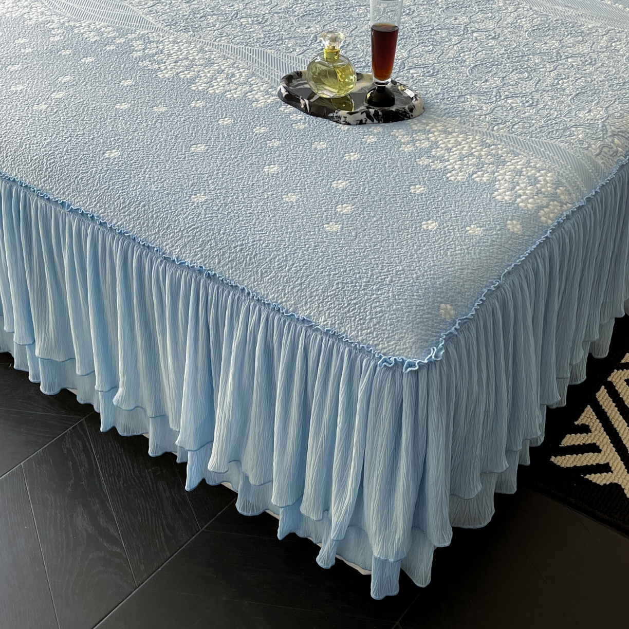 91家纺网 家纺一手货源 找家纺 莱米家纺 2026新款蕾丝花系列冰豆豆床裙 花漾-蓝