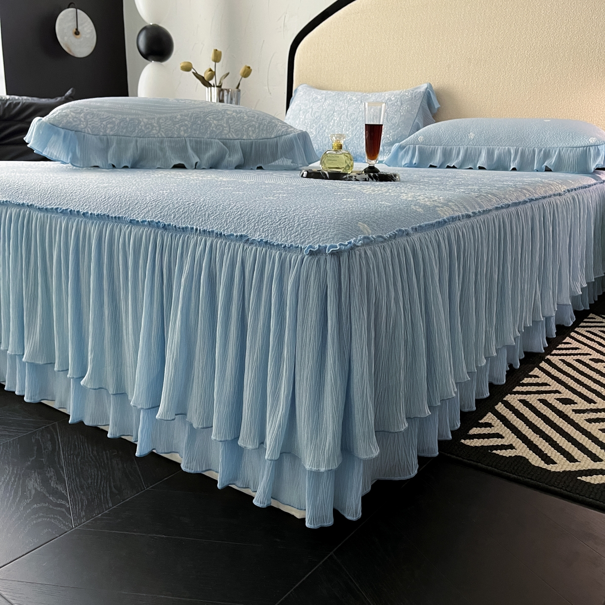 91家纺网 家纺一手货源 找家纺 莱米家纺 2026新款蕾丝花系列冰豆豆床裙 花漾-蓝