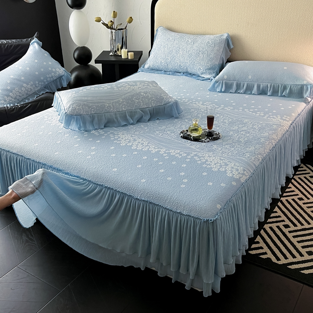 91家纺网 家纺一手货源 找家纺 莱米家纺 2026新款蕾丝花系列冰豆豆床裙 花漾-蓝