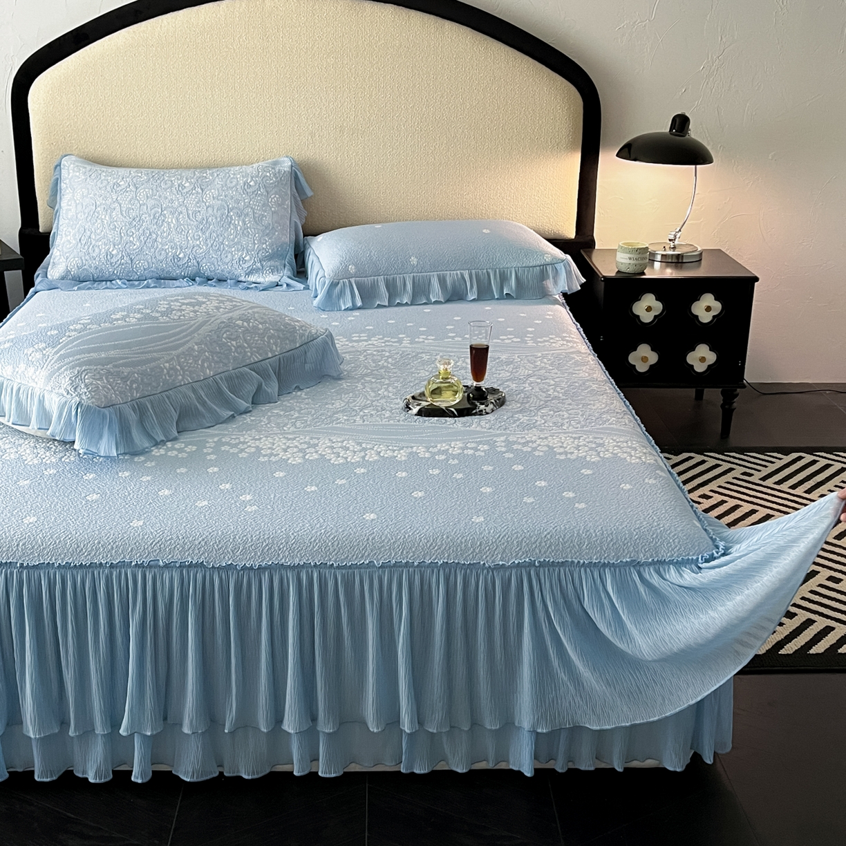 91家纺网 家纺一手货源 找家纺 莱米家纺 2026新款蕾丝花系列冰豆豆床裙 花漾-蓝