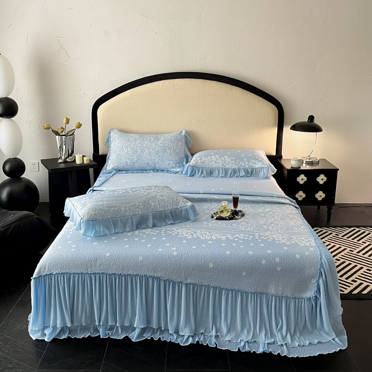 91家纺网 家纺一手货源 找家纺 莱米家纺 2026新款蕾丝花系列冰豆豆床裙 花漾-蓝