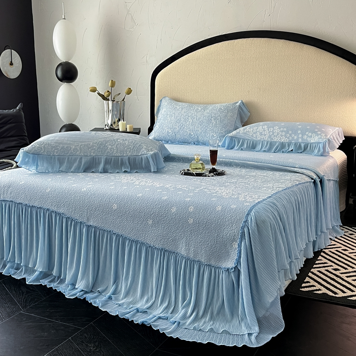 91家纺网 家纺一手货源 找家纺 莱米家纺 2026新款蕾丝花系列冰豆豆床裙 花漾-蓝