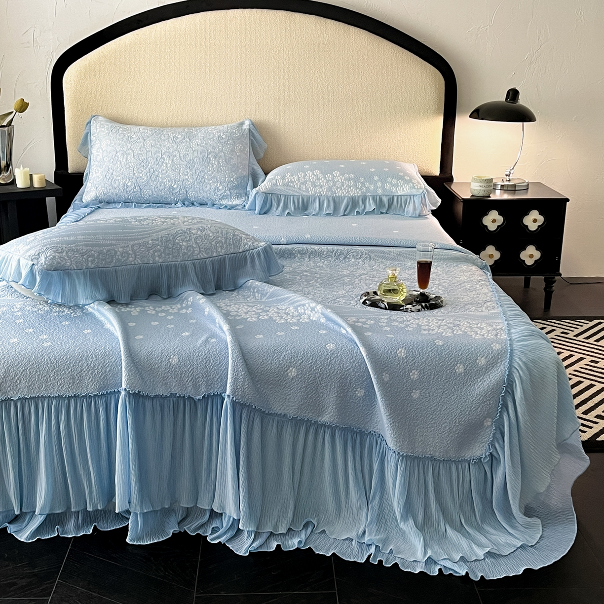 91家纺网 家纺一手货源 找家纺 莱米家纺 2026新款蕾丝花系列冰豆豆床裙 花漾-蓝