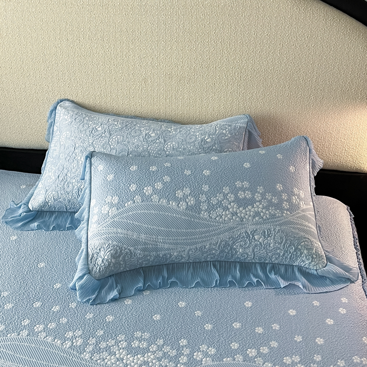 91家纺网 家纺一手货源 找家纺 莱米家纺 2026新款蕾丝花系列冰豆豆床裙 花漾-蓝