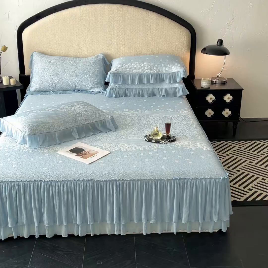 91家纺网 家纺一手货源 找家纺 莱米家纺 2026新款蕾丝花系列冰豆豆床裙 花漾-蓝