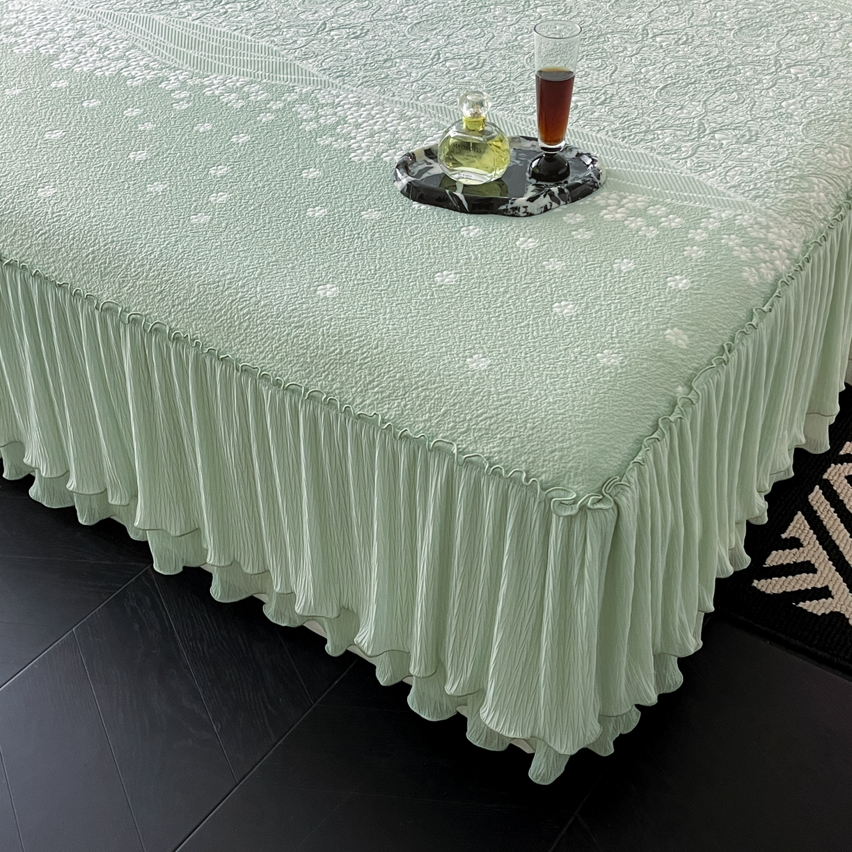 91家纺网 家纺一手货源 找家纺 莱米家纺 2026新款蕾丝花系列冰豆豆床裙 花漾-绿