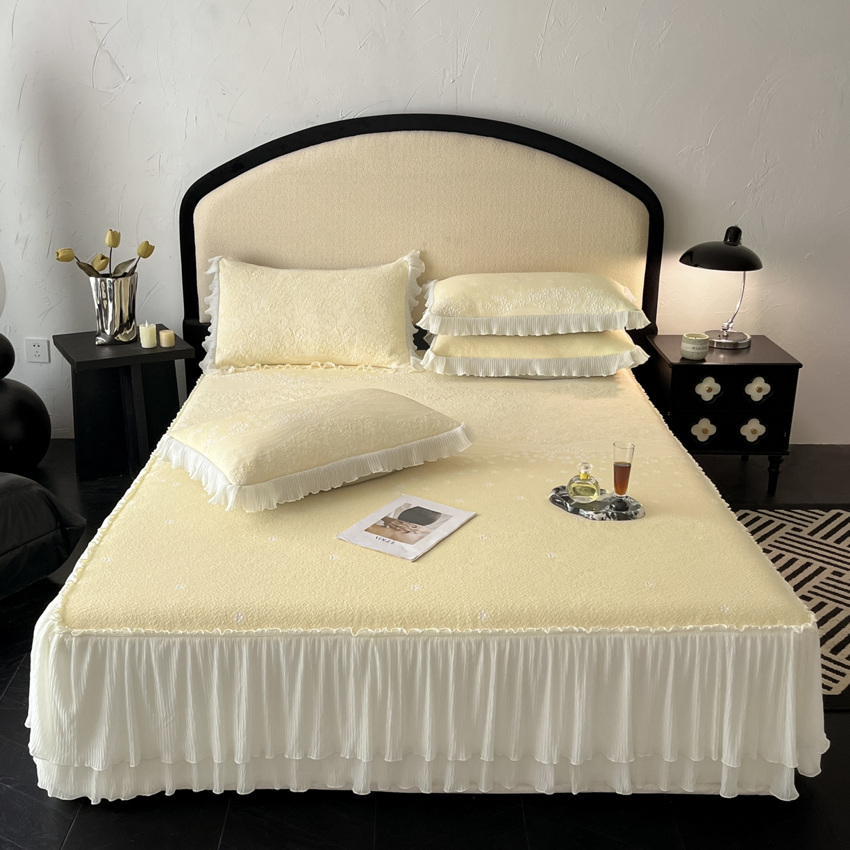 91家纺网 家纺一手货源 找家纺 莱米家纺 2026新款蕾丝花系列冰豆豆床裙 花漾-米黄