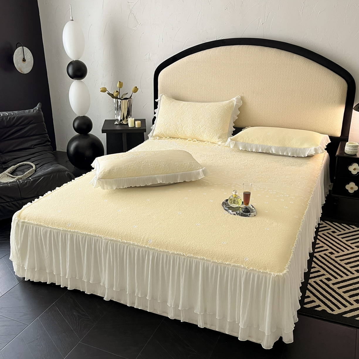 91家纺网 家纺一手货源 找家纺 莱米家纺 2026新款蕾丝花系列冰豆豆床裙 花漾-米黄