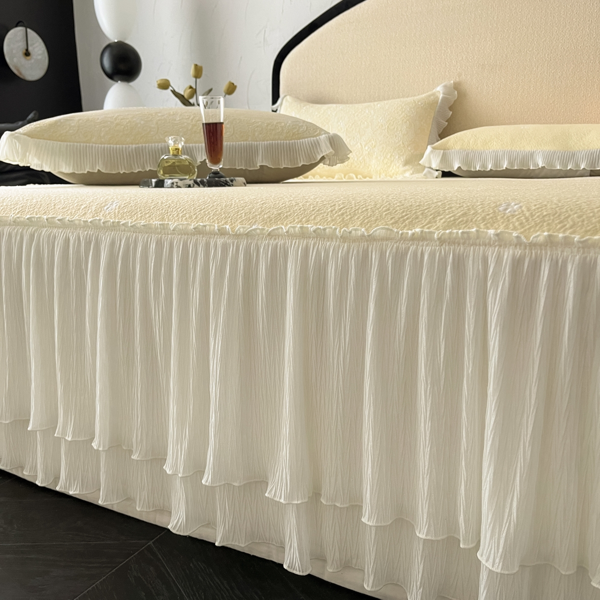 91家纺网 家纺一手货源 找家纺 莱米家纺 2026新款蕾丝花系列冰豆豆床裙 花漾-米黄