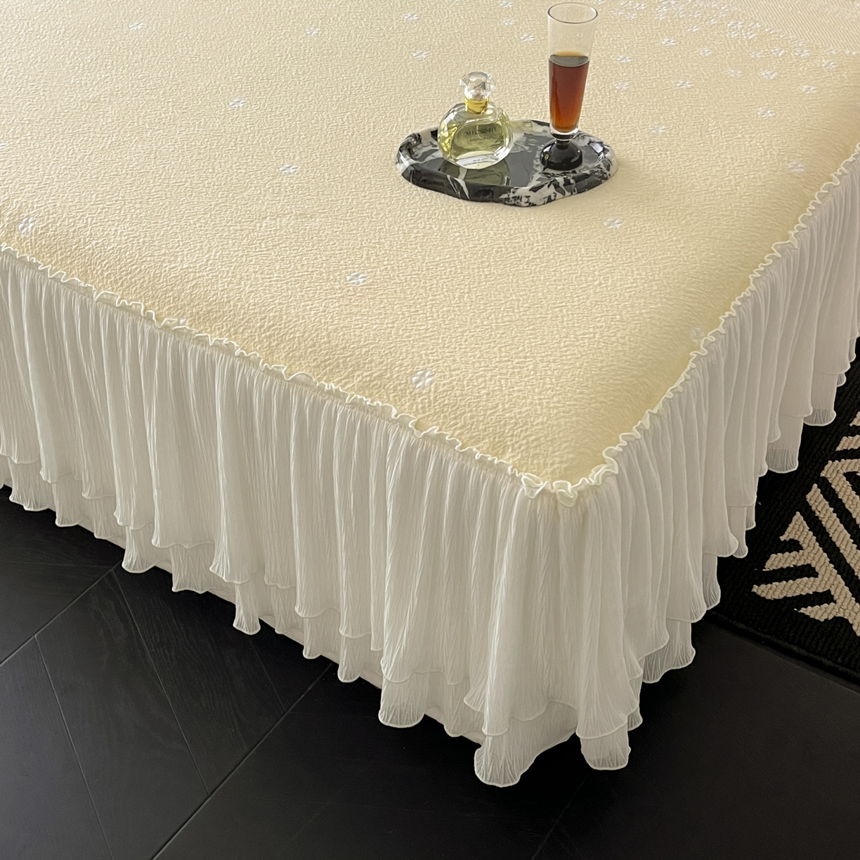 91家纺网 家纺一手货源 找家纺 莱米家纺 2026新款蕾丝花系列冰豆豆床裙 花漾-米黄