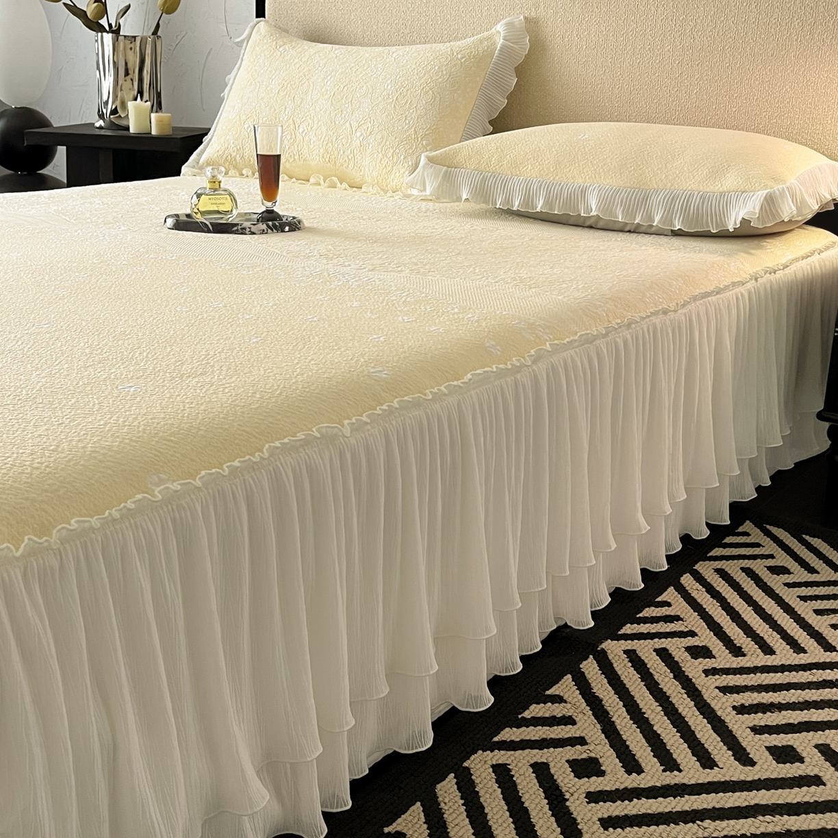 91家纺网 家纺一手货源 找家纺 莱米家纺 2026新款蕾丝花系列冰豆豆床裙 花漾-米黄