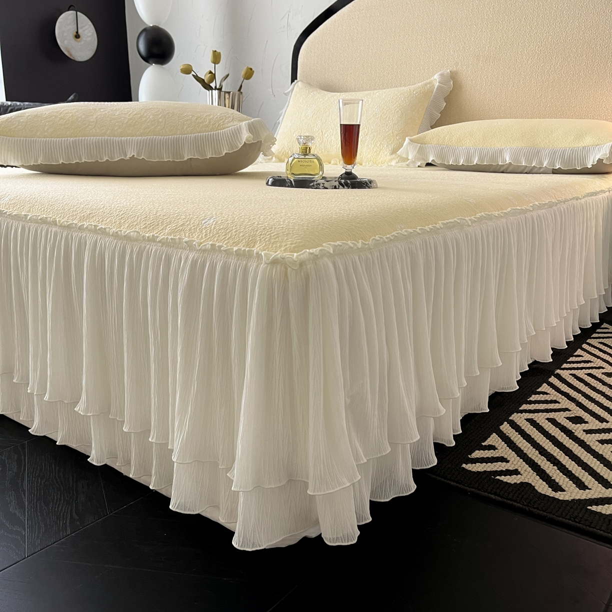 91家纺网 家纺一手货源 找家纺 莱米家纺 2026新款蕾丝花系列冰豆豆床裙 花漾-米黄