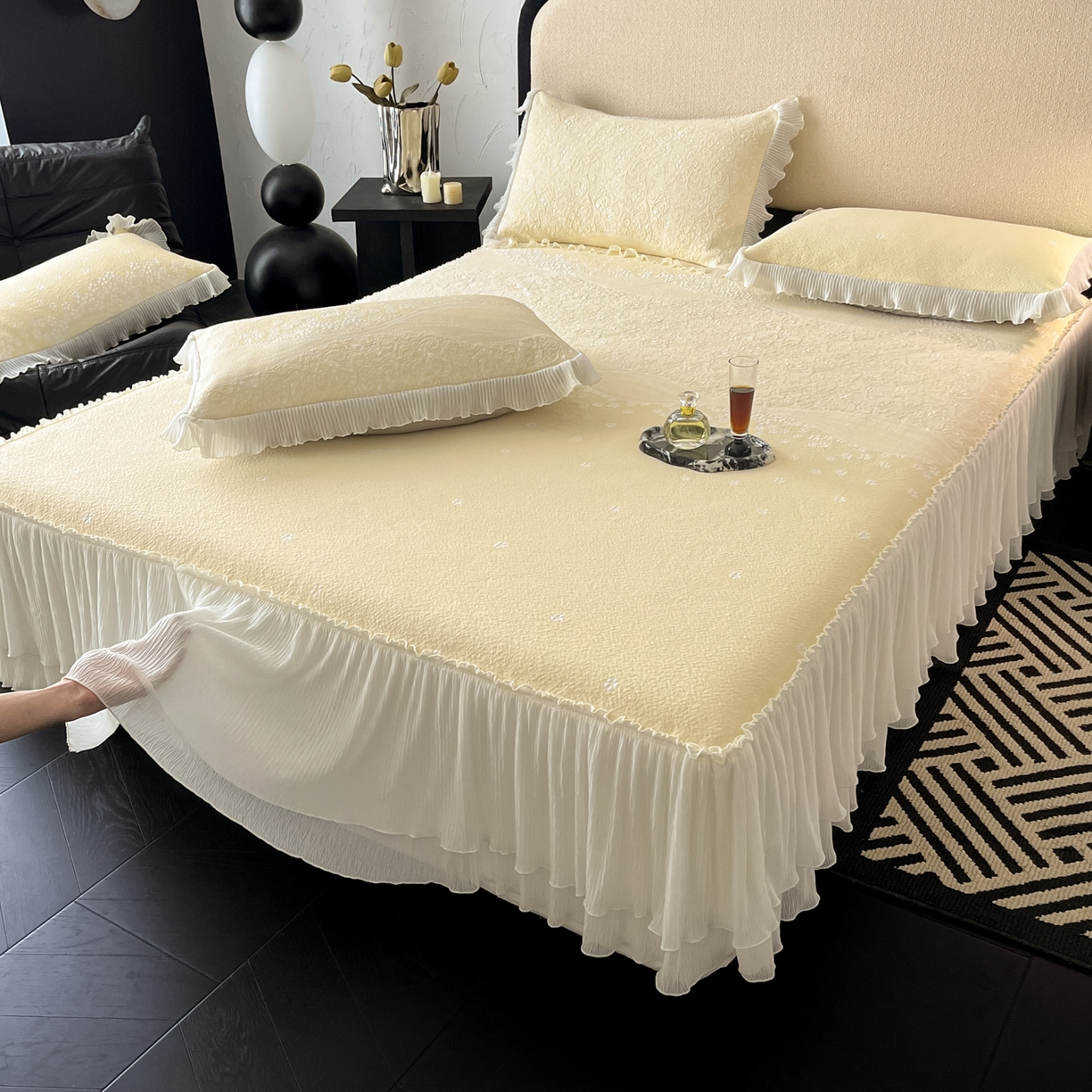 91家纺网 家纺一手货源 找家纺 莱米家纺 2026新款蕾丝花系列冰豆豆床裙 花漾-米黄