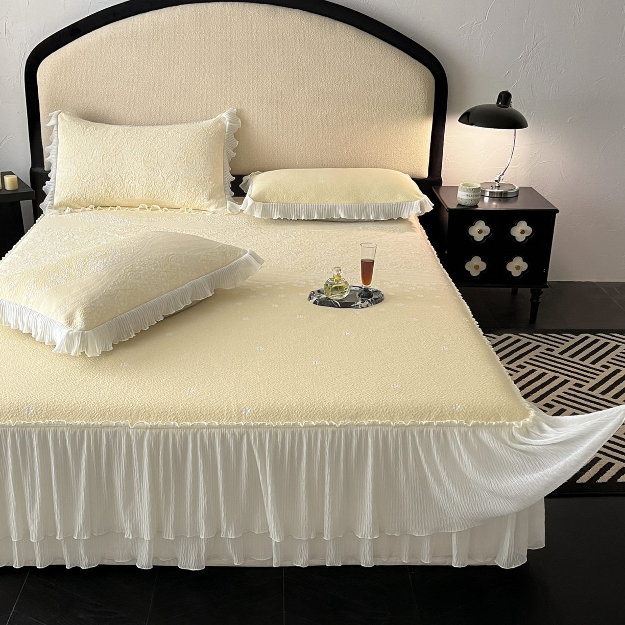 91家纺网 家纺一手货源 找家纺 莱米家纺 2026新款蕾丝花系列冰豆豆床裙 花漾-米黄