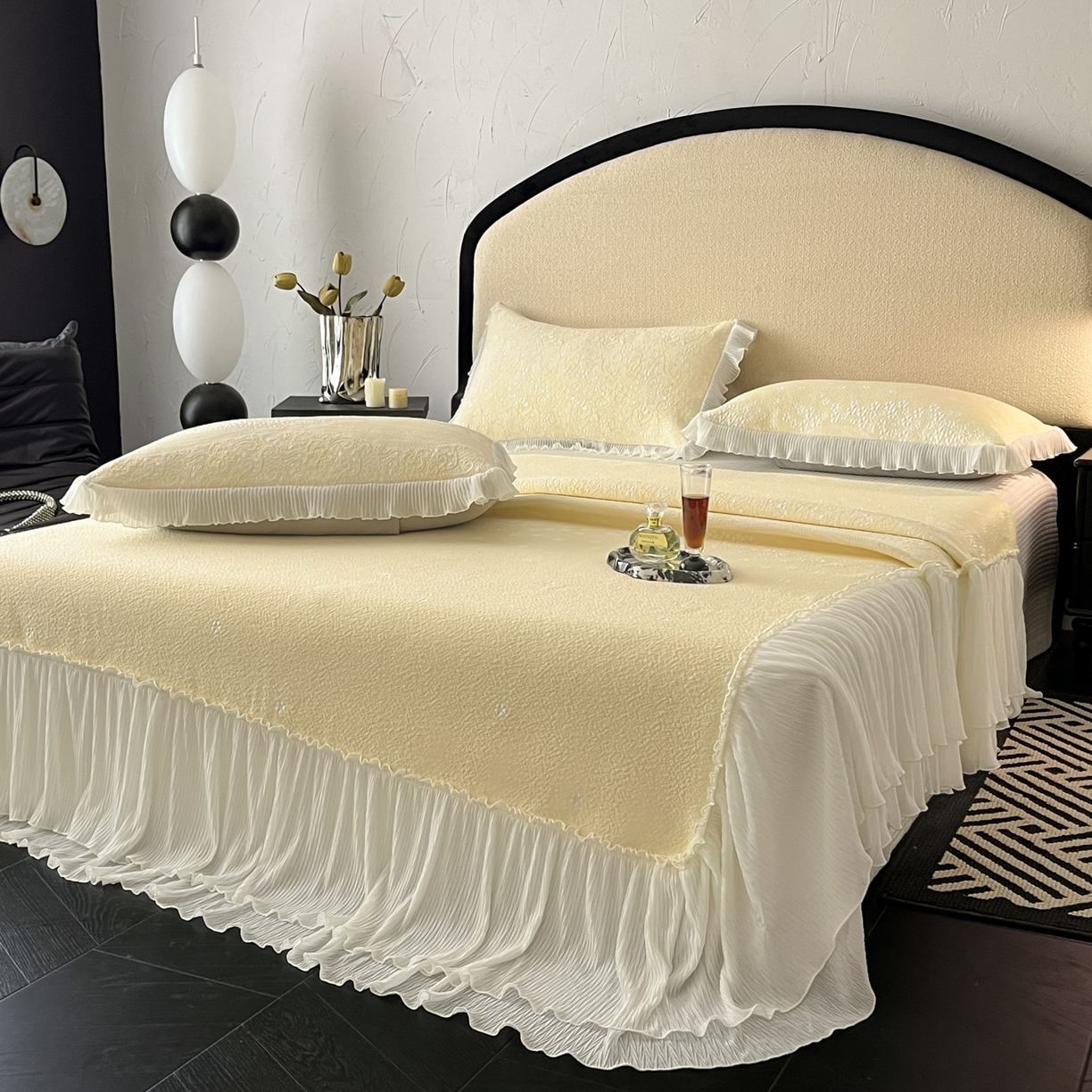 91家纺网 家纺一手货源 找家纺 莱米家纺 2026新款蕾丝花系列冰豆豆床裙 花漾-米黄