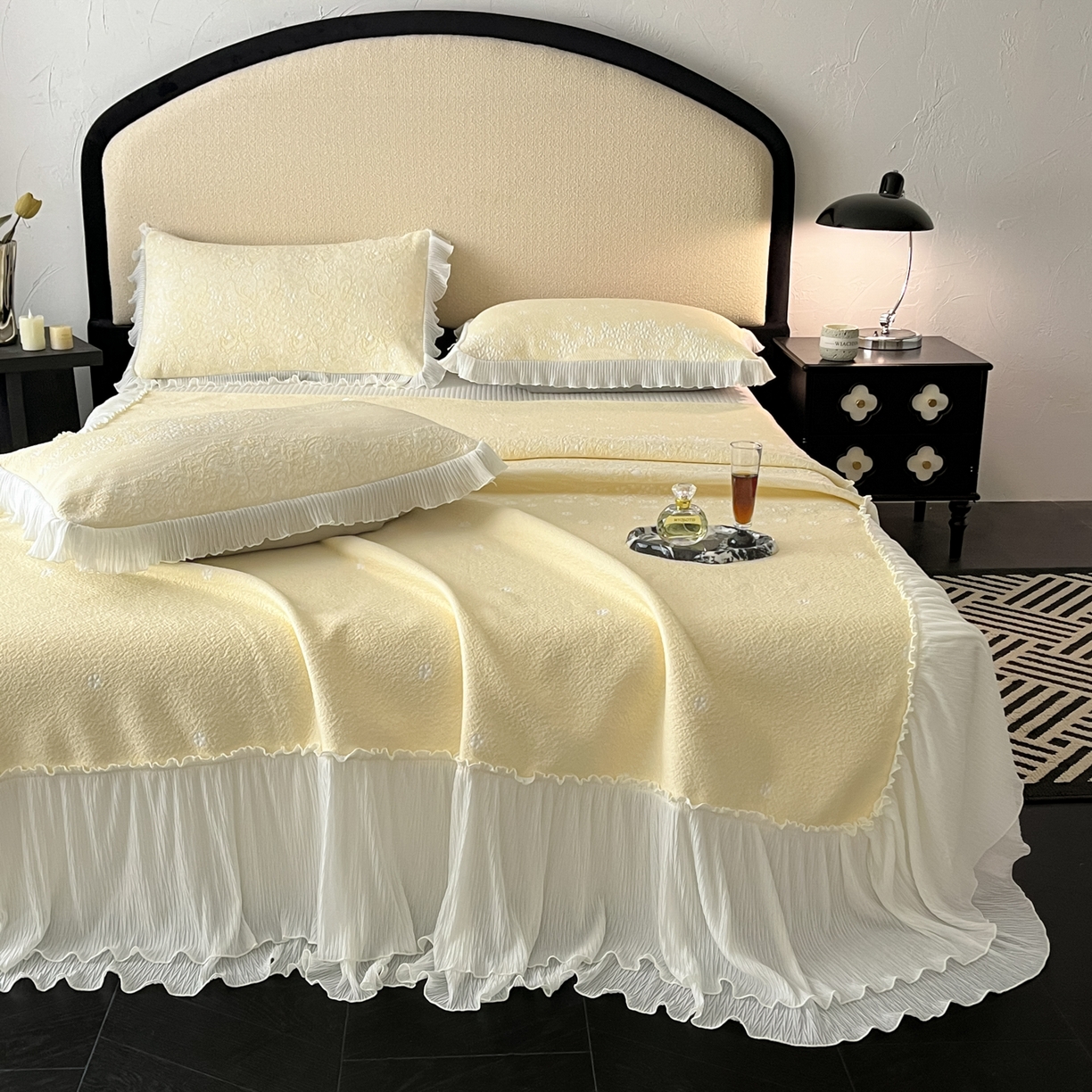 91家纺网 家纺一手货源 找家纺 莱米家纺 2026新款蕾丝花系列冰豆豆床裙 花漾-米黄