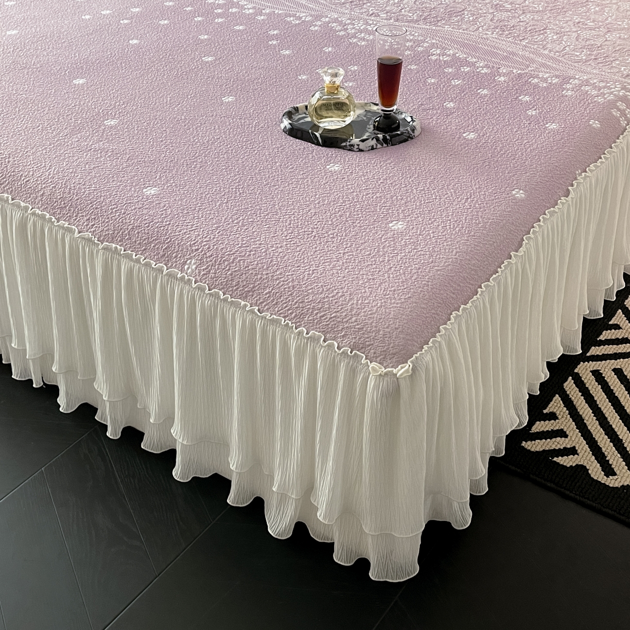 91家纺网 家纺一手货源 找家纺 莱米家纺 2026新款蕾丝花系列冰豆豆床裙 花漾-紫