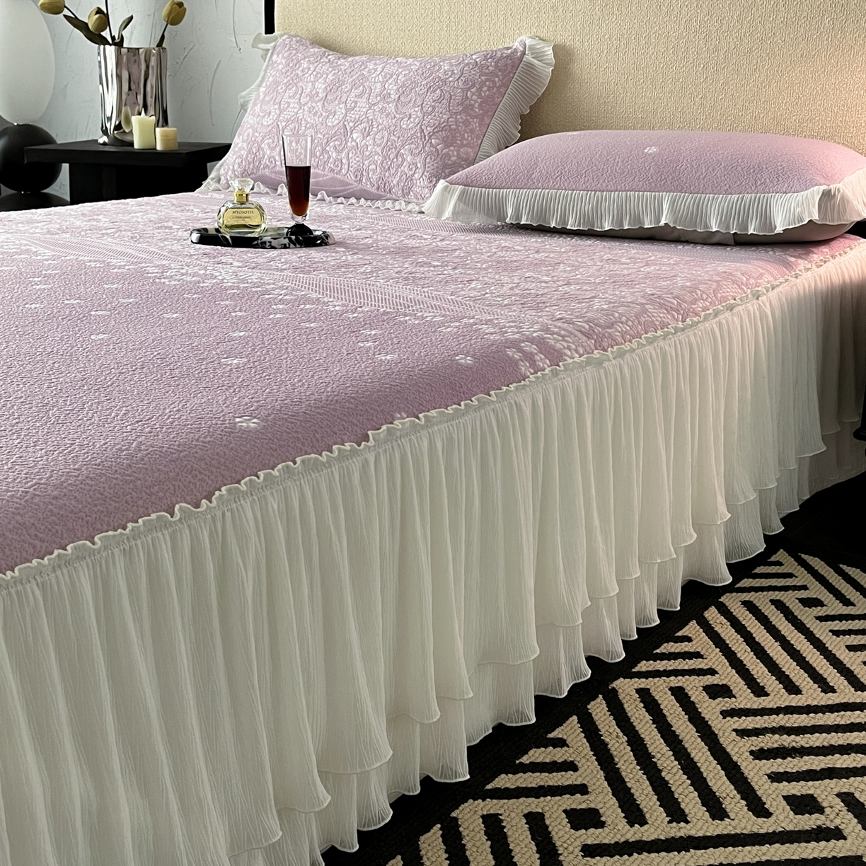 91家纺网 家纺一手货源 找家纺 莱米家纺 2026新款蕾丝花系列冰豆豆床裙 花漾-紫