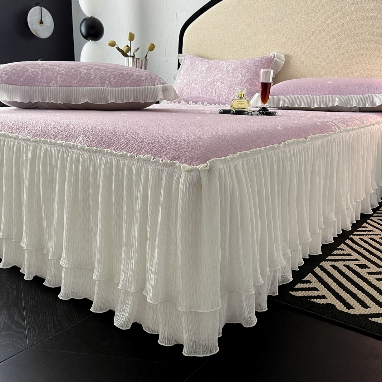 91家纺网 家纺一手货源 找家纺 莱米家纺 2026新款蕾丝花系列冰豆豆床裙 花漾-紫