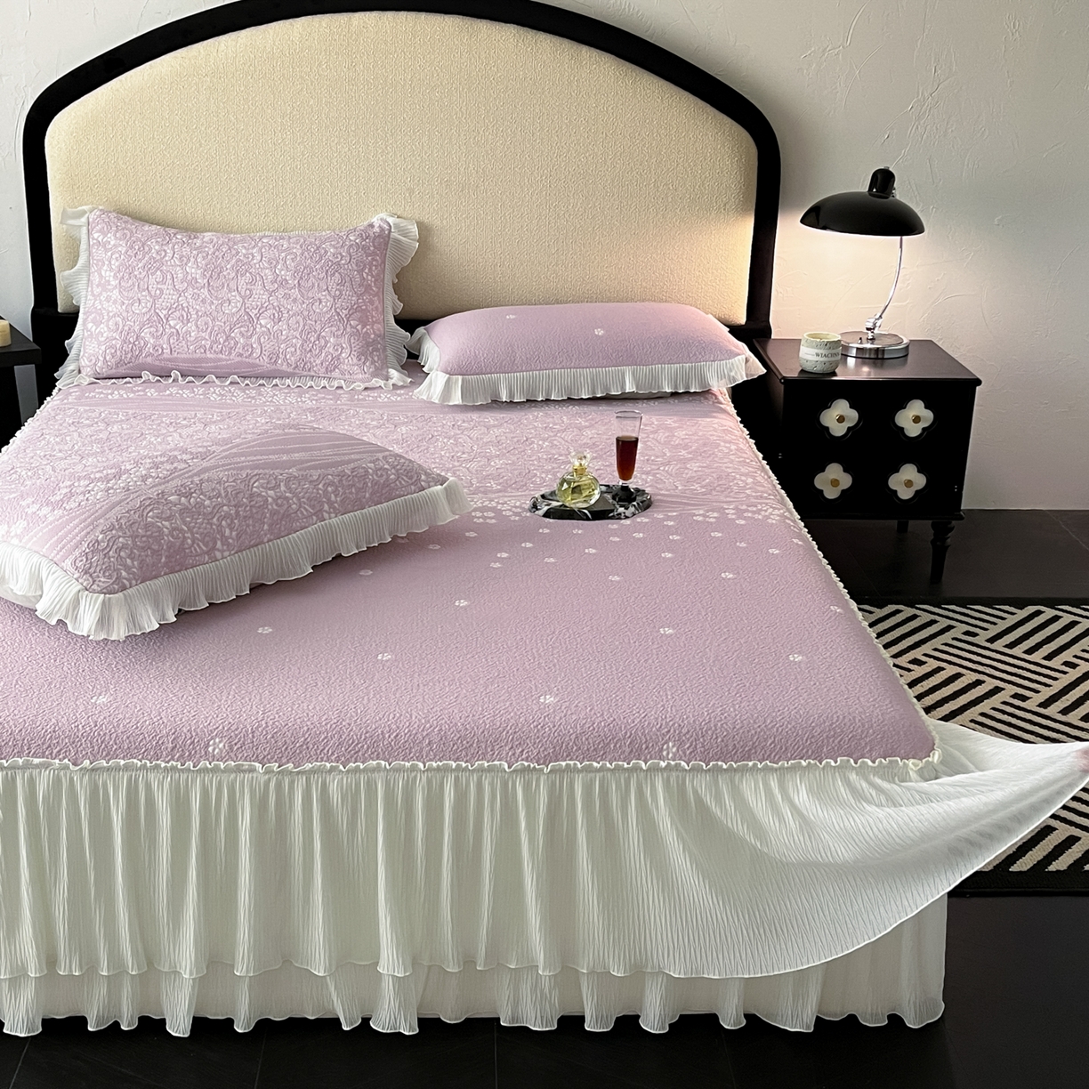 91家纺网 家纺一手货源 找家纺 莱米家纺 2026新款蕾丝花系列冰豆豆床裙 花漾-紫