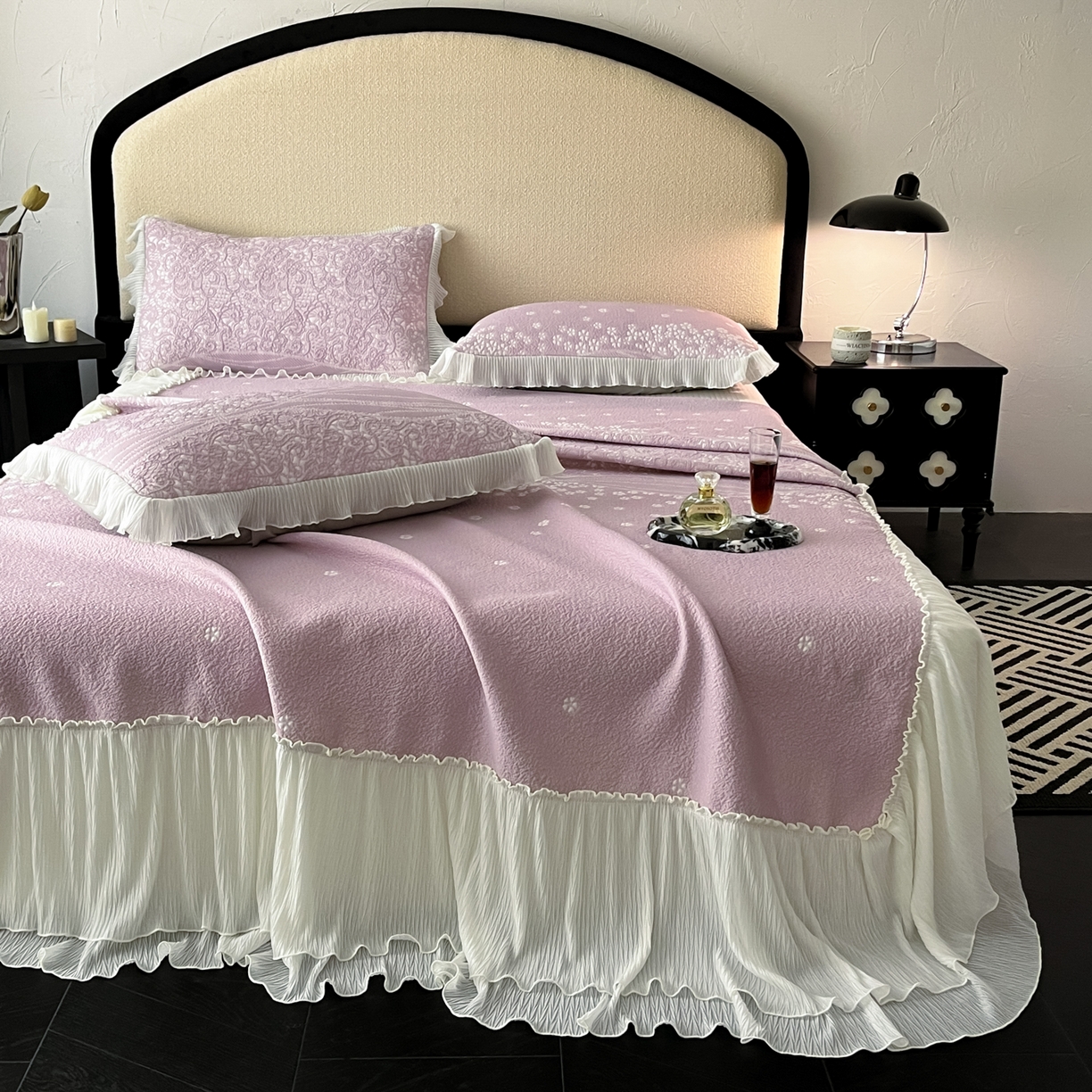 91家纺网 家纺一手货源 找家纺 莱米家纺 2026新款蕾丝花系列冰豆豆床裙 花漾-紫