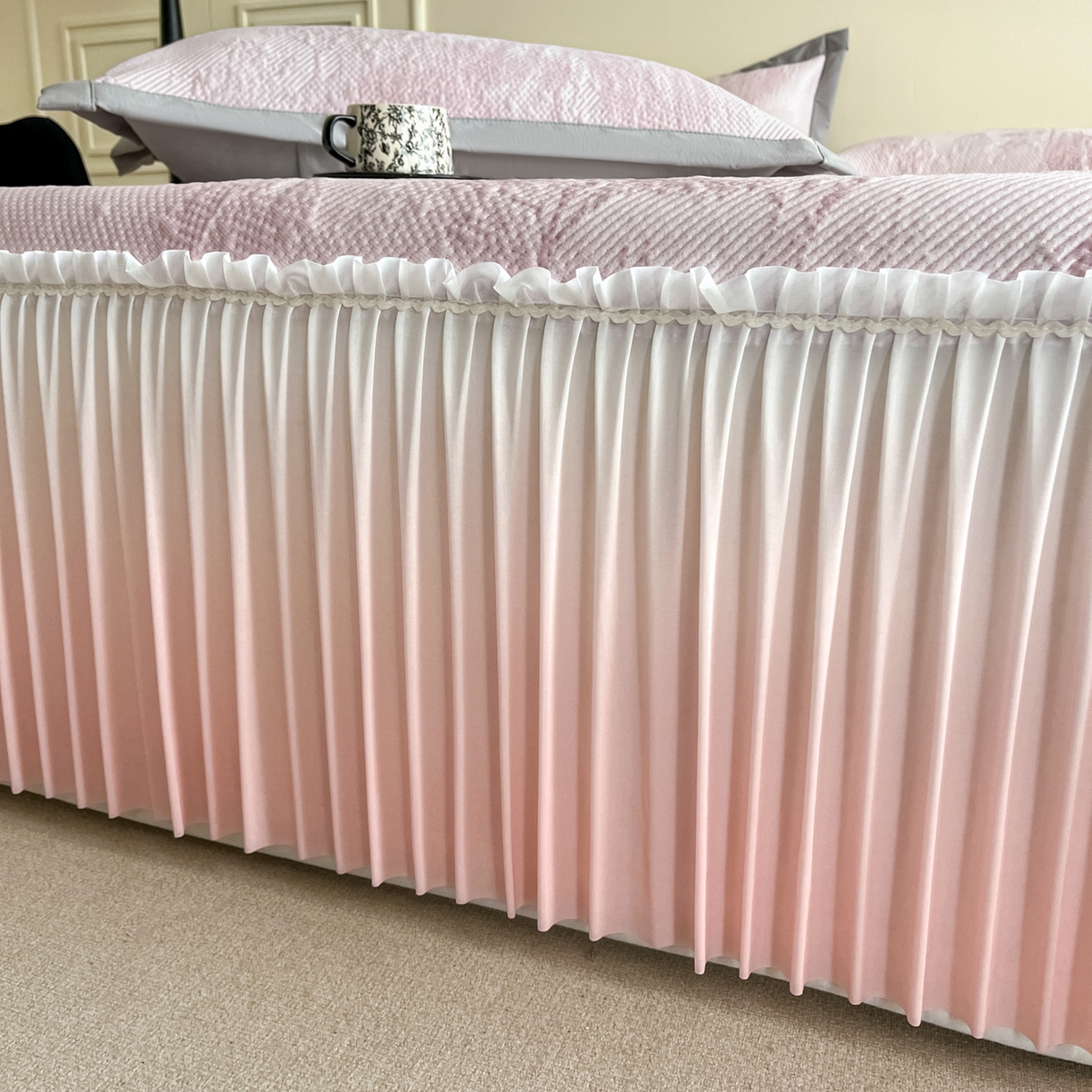 91家纺网 家纺一手货源 找家纺 （总）莱米家纺 2026新款PE凉感冰豆豆床裙水墨画系列