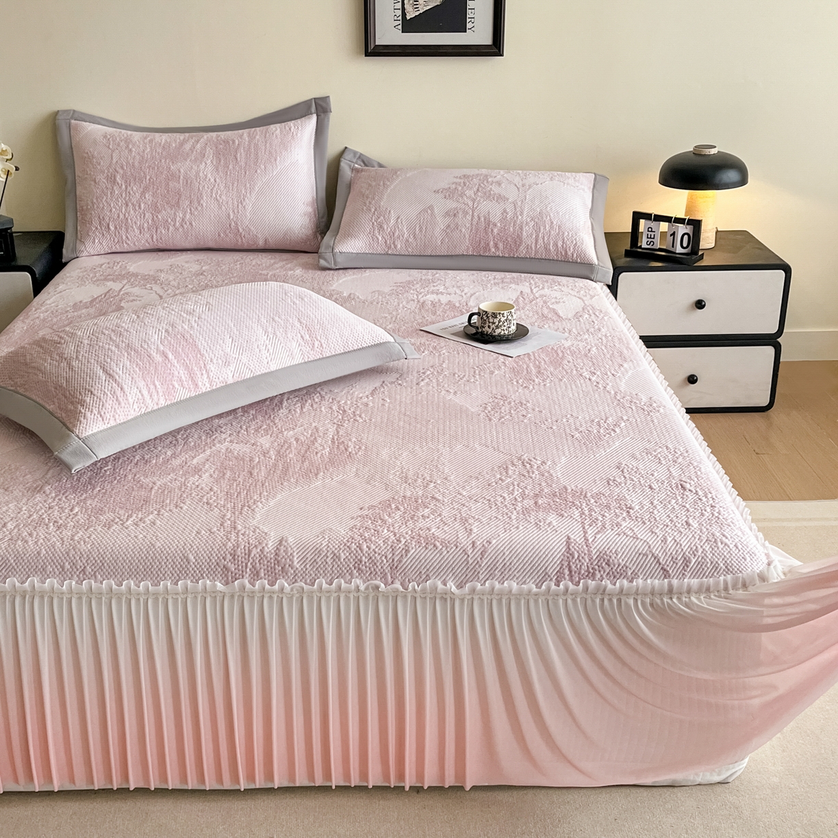 91家纺网 家纺一手货源 找家纺 （总）莱米家纺 2026新款PE凉感冰豆豆床裙水墨画系列