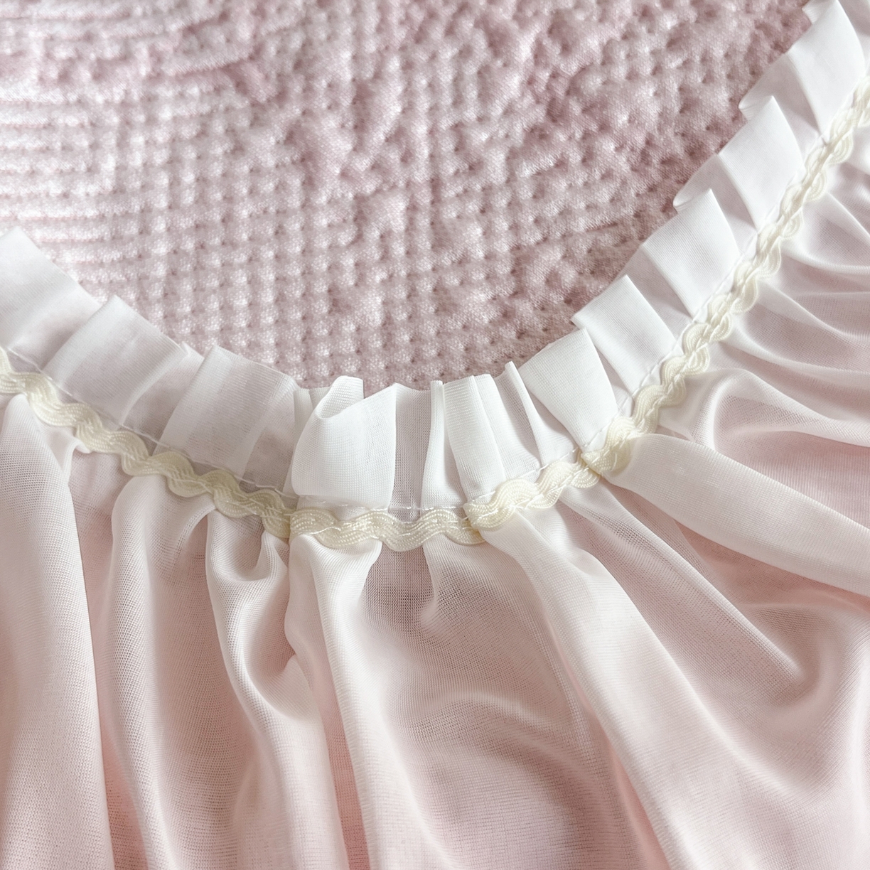 91家纺网 家纺一手货源 找家纺 （总）莱米家纺 2026新款PE凉感冰豆豆床裙水墨画系列