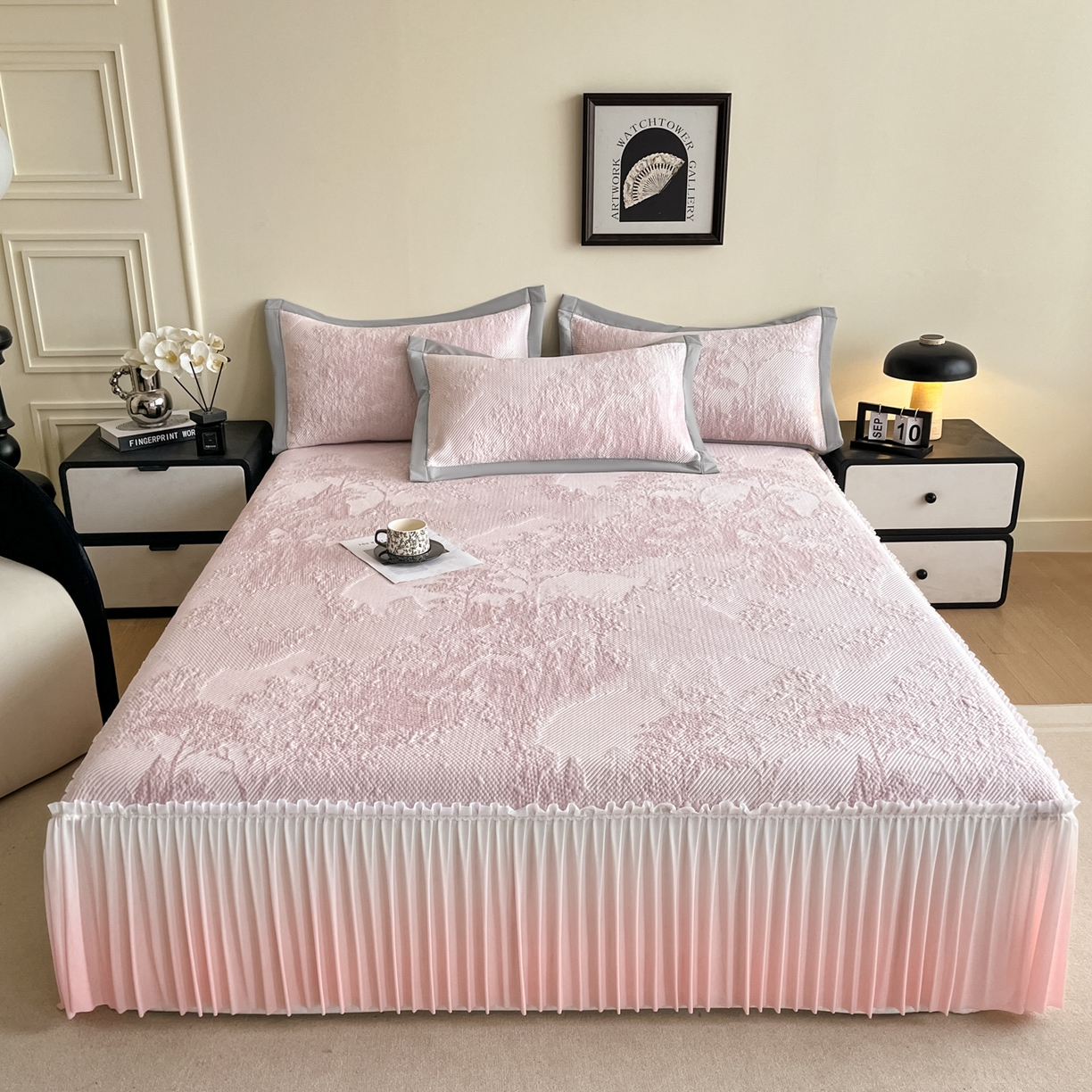 91家纺网 家纺一手货源 找家纺 莱米家纺 2026新款PE凉感冰豆豆床裙水墨画系列 南枝-粉