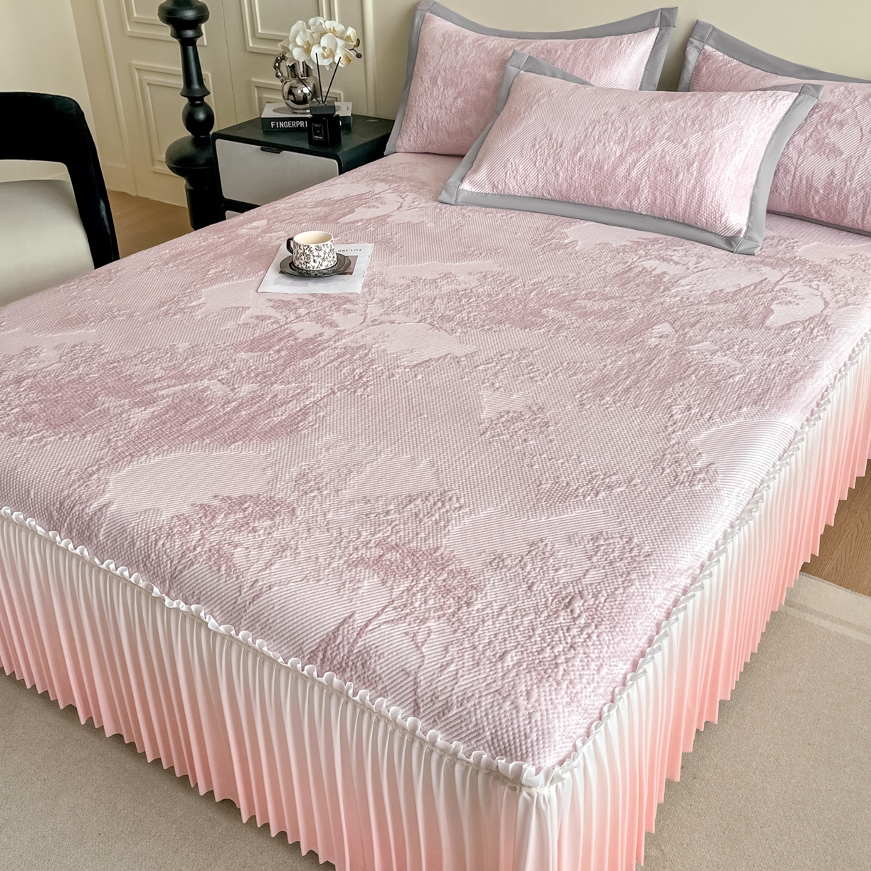 91家纺网 家纺一手货源 找家纺 莱米家纺 2026新款PE凉感冰豆豆床裙水墨画系列 南枝-粉