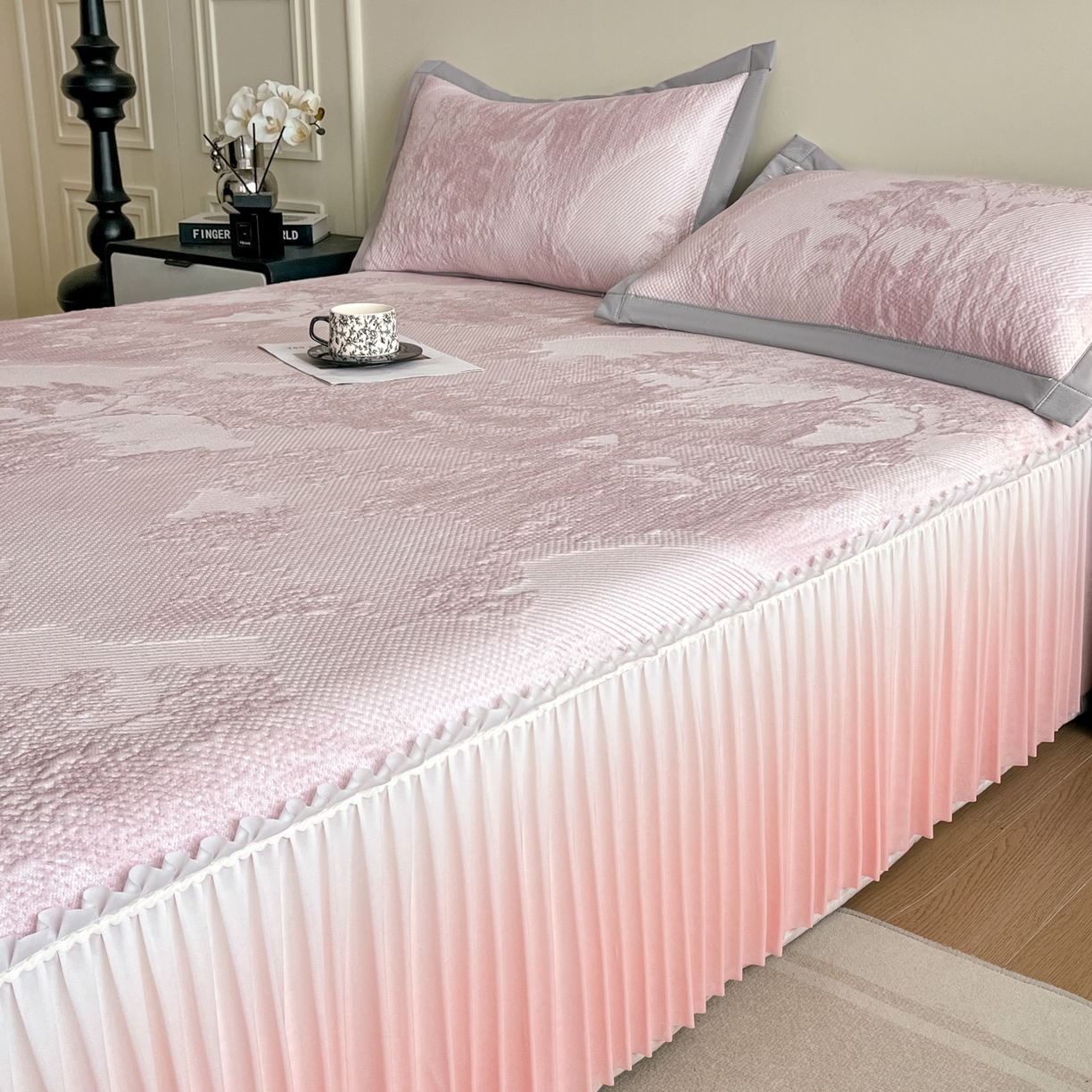 91家纺网 家纺一手货源 找家纺 莱米家纺 2026新款PE凉感冰豆豆床裙水墨画系列 南枝-粉