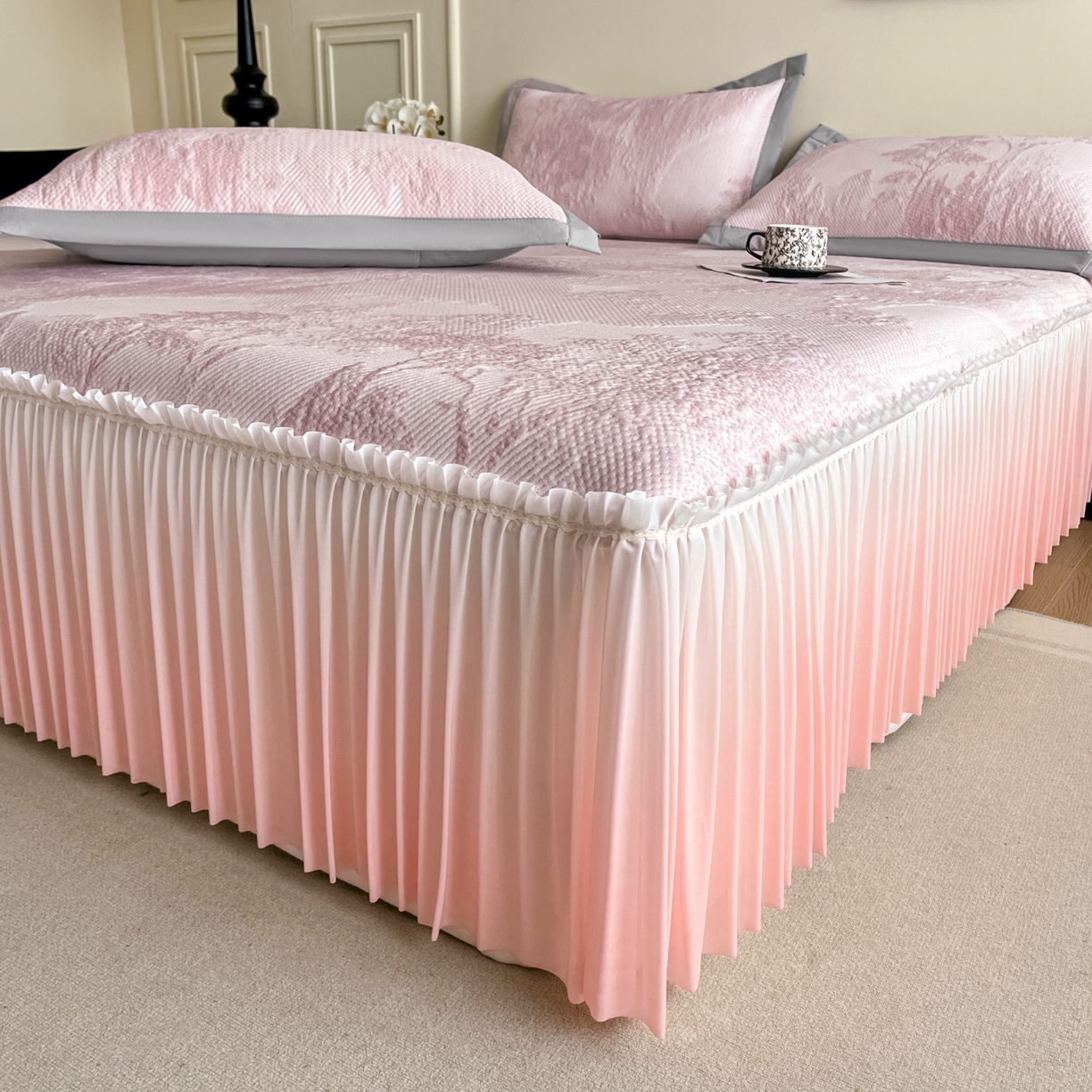 91家纺网 家纺一手货源 找家纺 莱米家纺 2026新款PE凉感冰豆豆床裙水墨画系列 南枝-粉