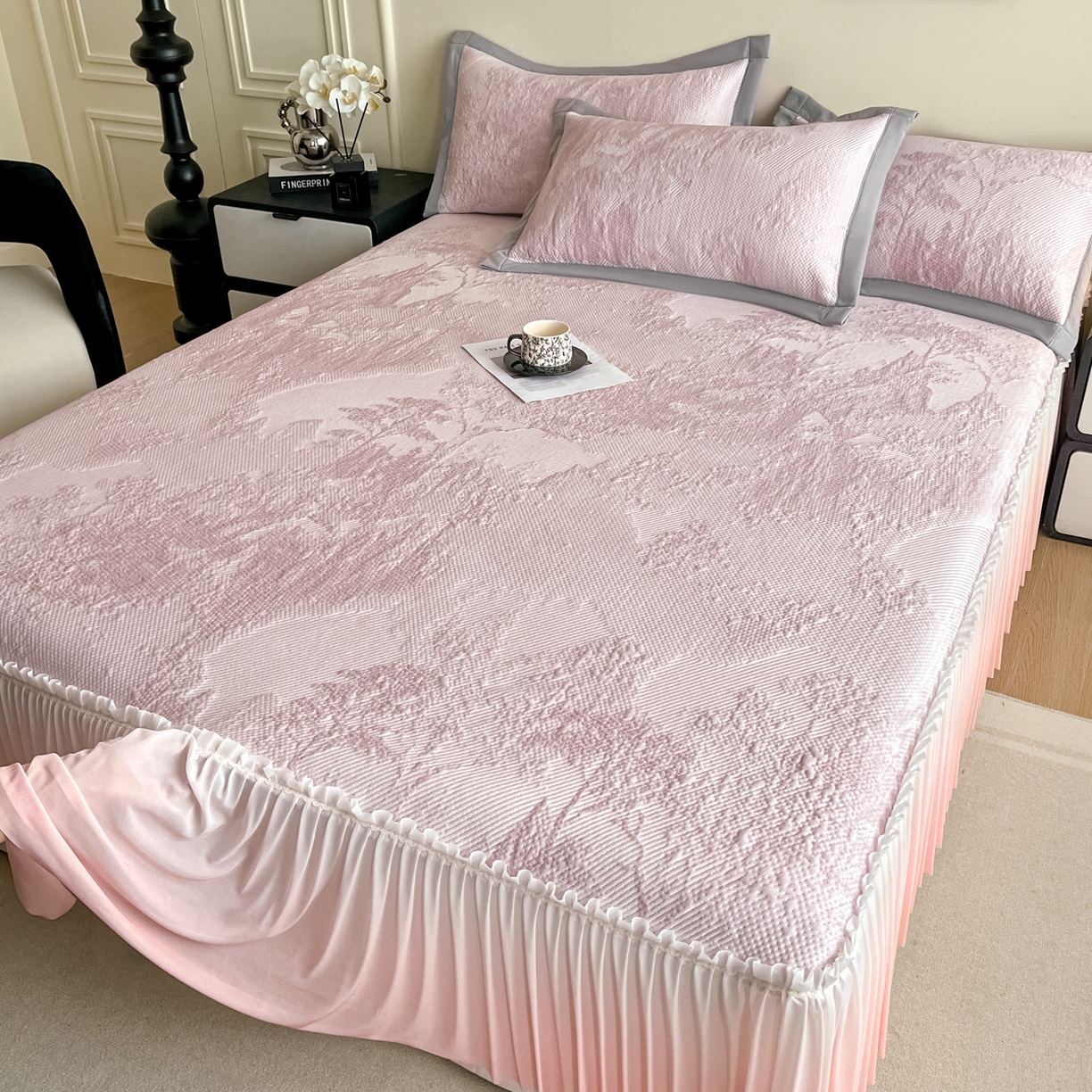 91家纺网 家纺一手货源 找家纺 莱米家纺 2026新款PE凉感冰豆豆床裙水墨画系列 南枝-粉