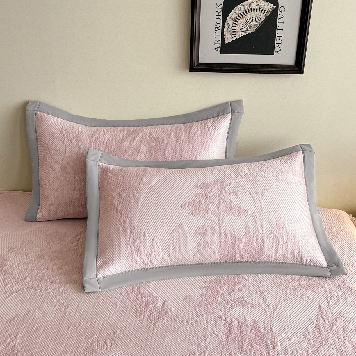 91家纺网 家纺一手货源 找家纺 莱米家纺 2026新款PE凉感冰豆豆床裙水墨画系列 南枝-粉