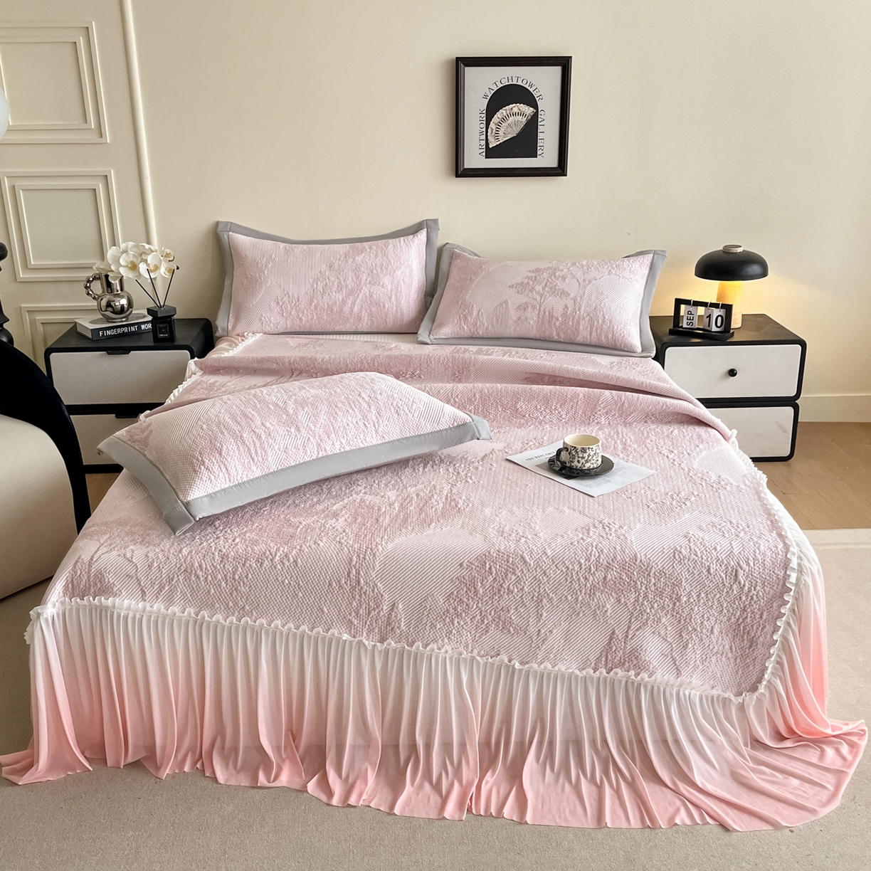 91家纺网 家纺一手货源 找家纺 莱米家纺 2026新款PE凉感冰豆豆床裙水墨画系列 南枝-粉