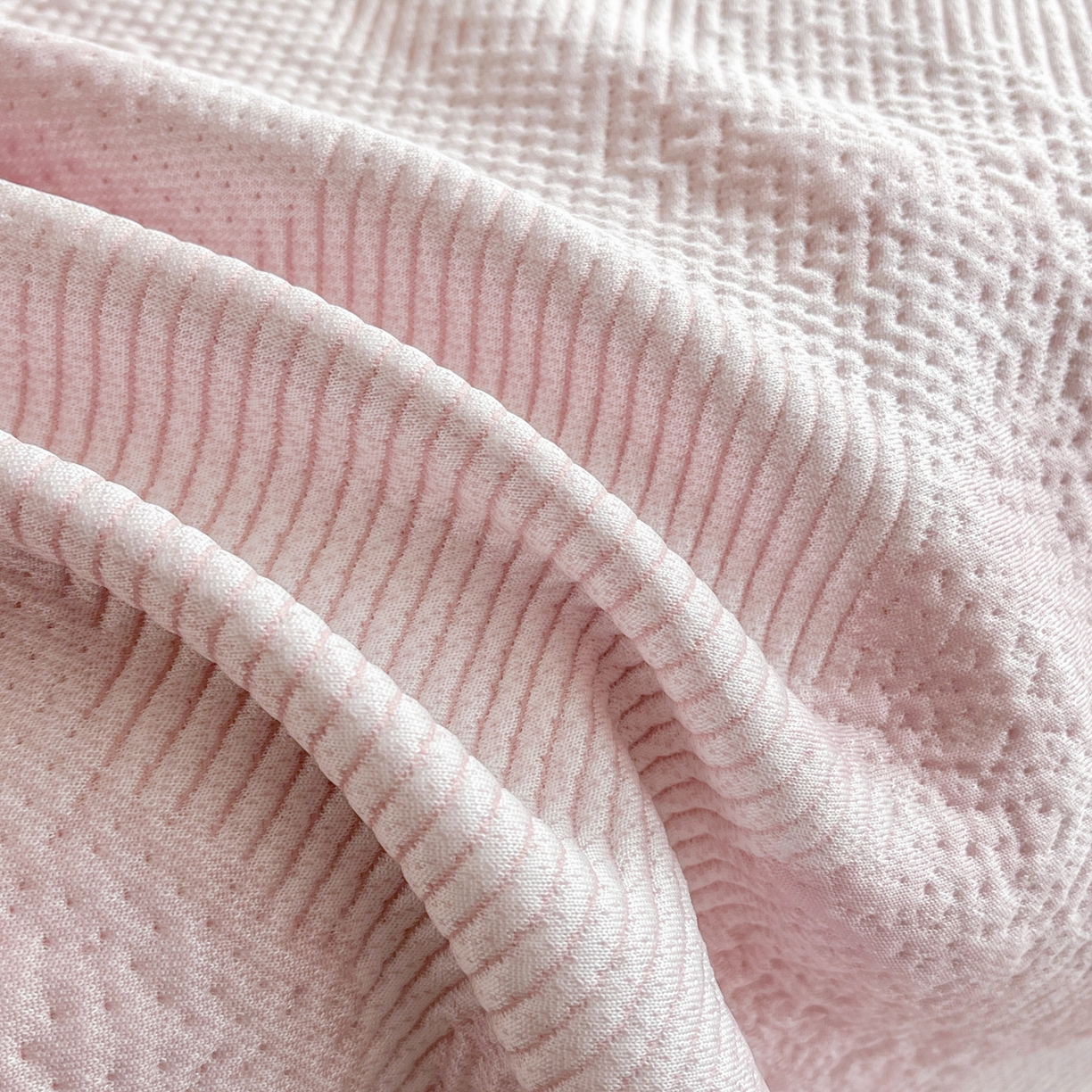 91家纺网 家纺一手货源 找家纺 莱米家纺 2026新款PE凉感冰豆豆床裙水墨画系列 南枝-粉