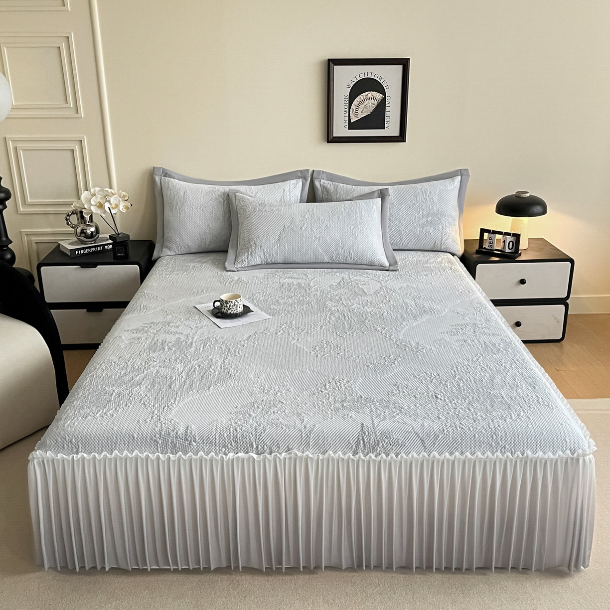 91家纺网 家纺一手货源 找家纺 莱米家纺 2026新款PE凉感冰豆豆床裙水墨画系列 南枝-灰