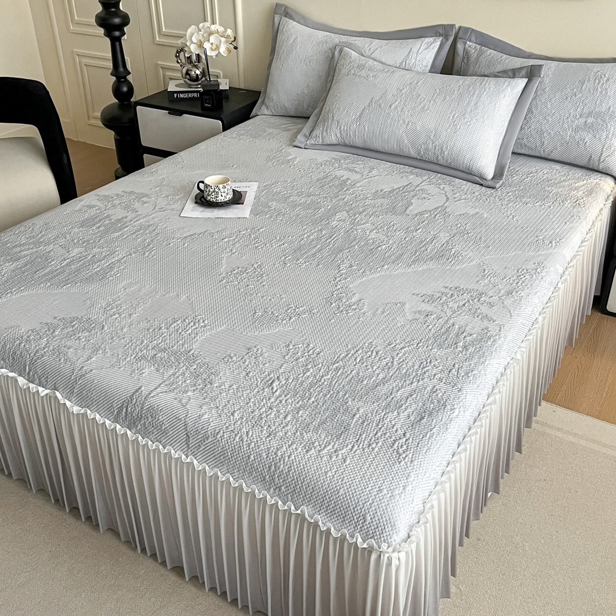 91家纺网 家纺一手货源 找家纺 莱米家纺 2026新款PE凉感冰豆豆床裙水墨画系列 南枝-灰