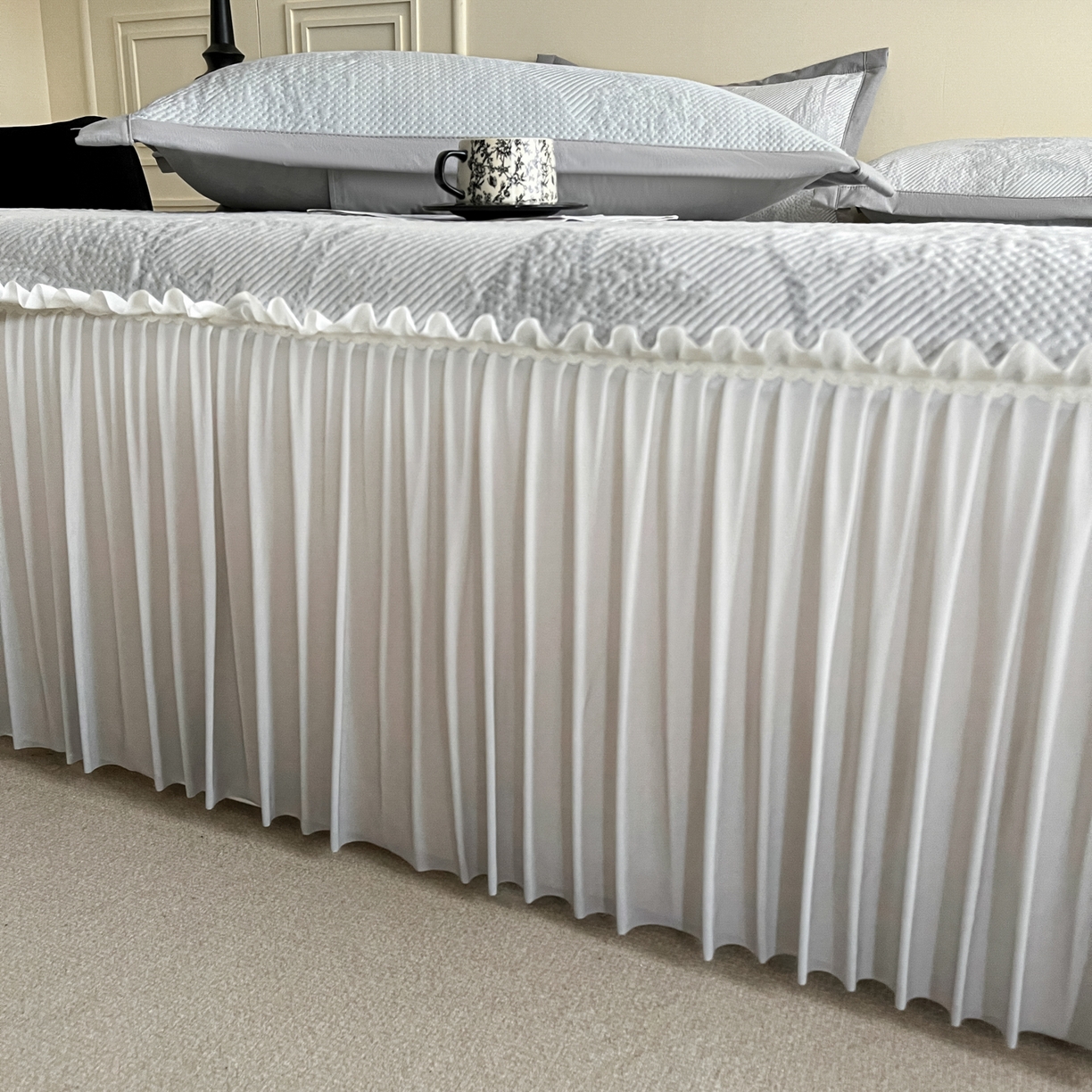 91家纺网 家纺一手货源 找家纺 莱米家纺 2026新款PE凉感冰豆豆床裙水墨画系列 南枝-灰