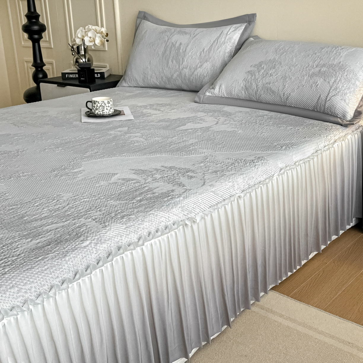 91家纺网 家纺一手货源 找家纺 莱米家纺 2026新款PE凉感冰豆豆床裙水墨画系列 南枝-灰