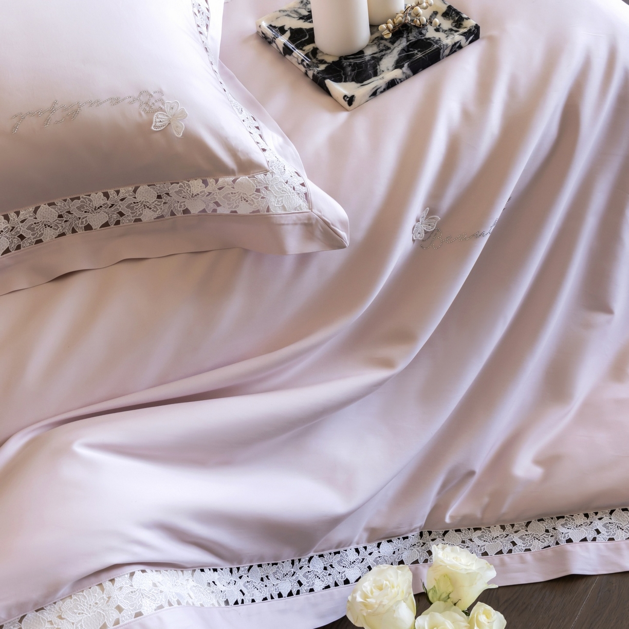 91家纺网 家纺一手货源 找家纺 佳汐蓝家纺 2026新款50S天丝棉镂空水溶蕾丝花边四件套-娜瑞诗系列 娜瑞诗-粉色