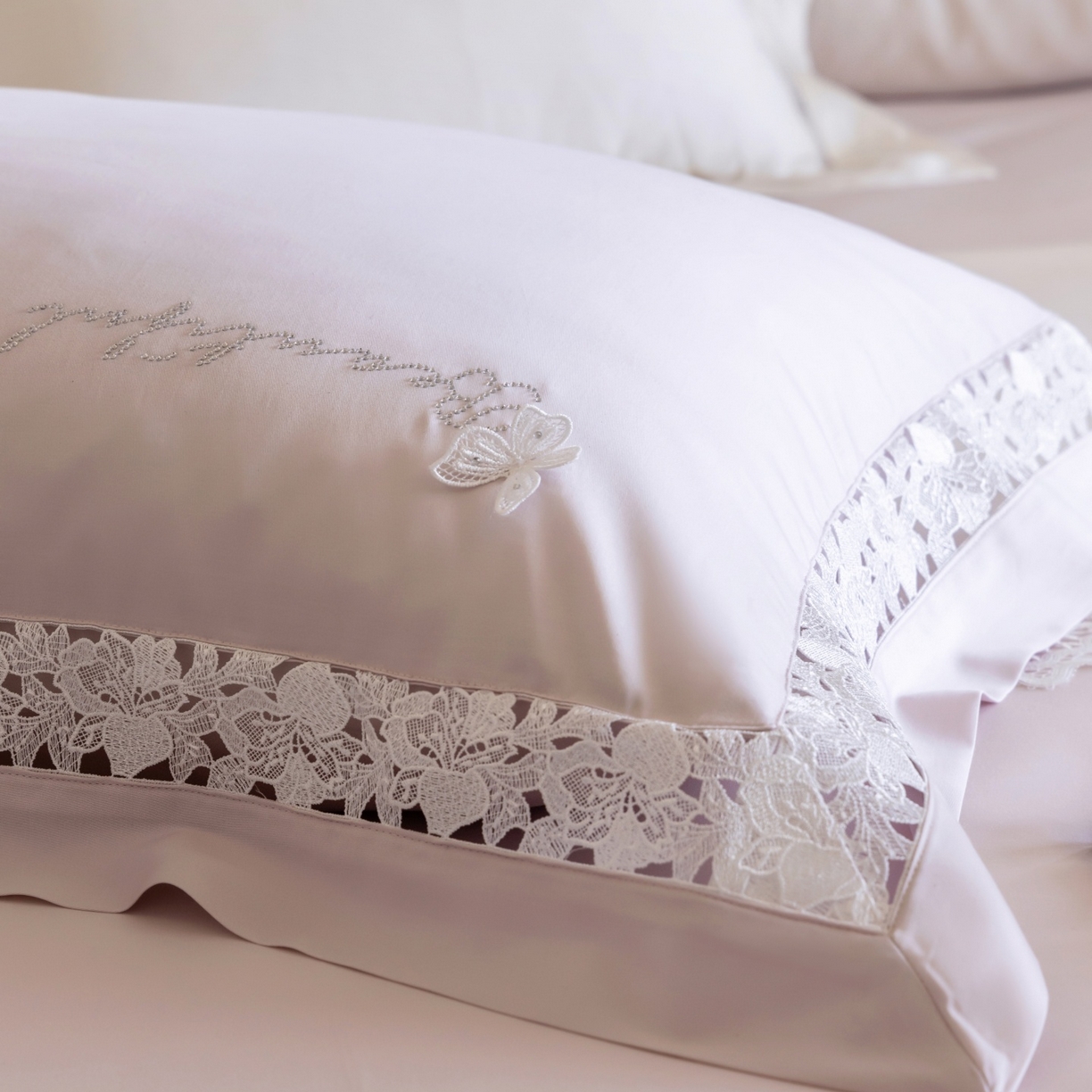 91家纺网 家纺一手货源 找家纺 佳汐蓝家纺 2026新款50S天丝棉镂空水溶蕾丝花边四件套-娜瑞诗系列 娜瑞诗-粉色