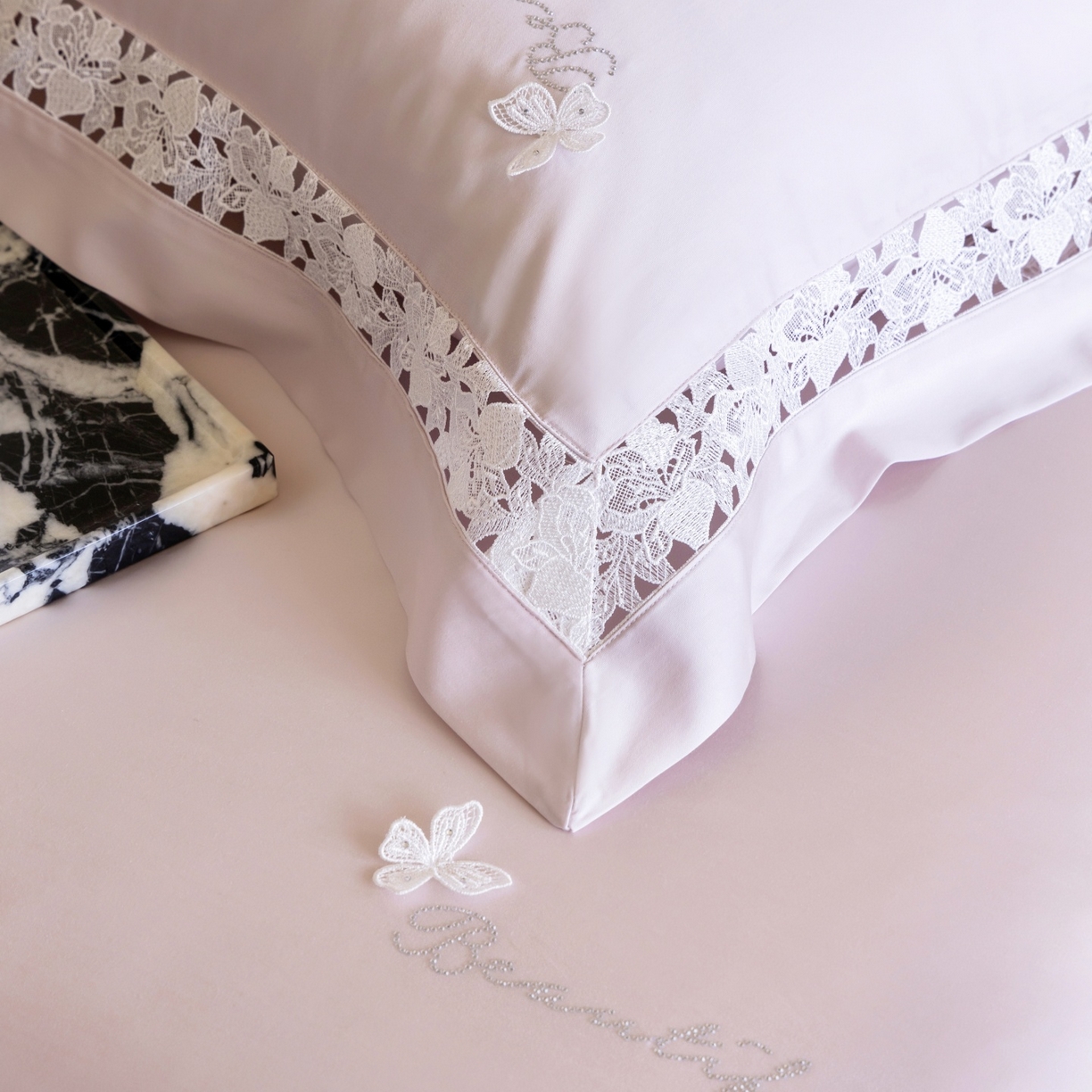 91家纺网 家纺一手货源 找家纺 佳汐蓝家纺 2026新款50S天丝棉镂空水溶蕾丝花边四件套-娜瑞诗系列 娜瑞诗-粉色