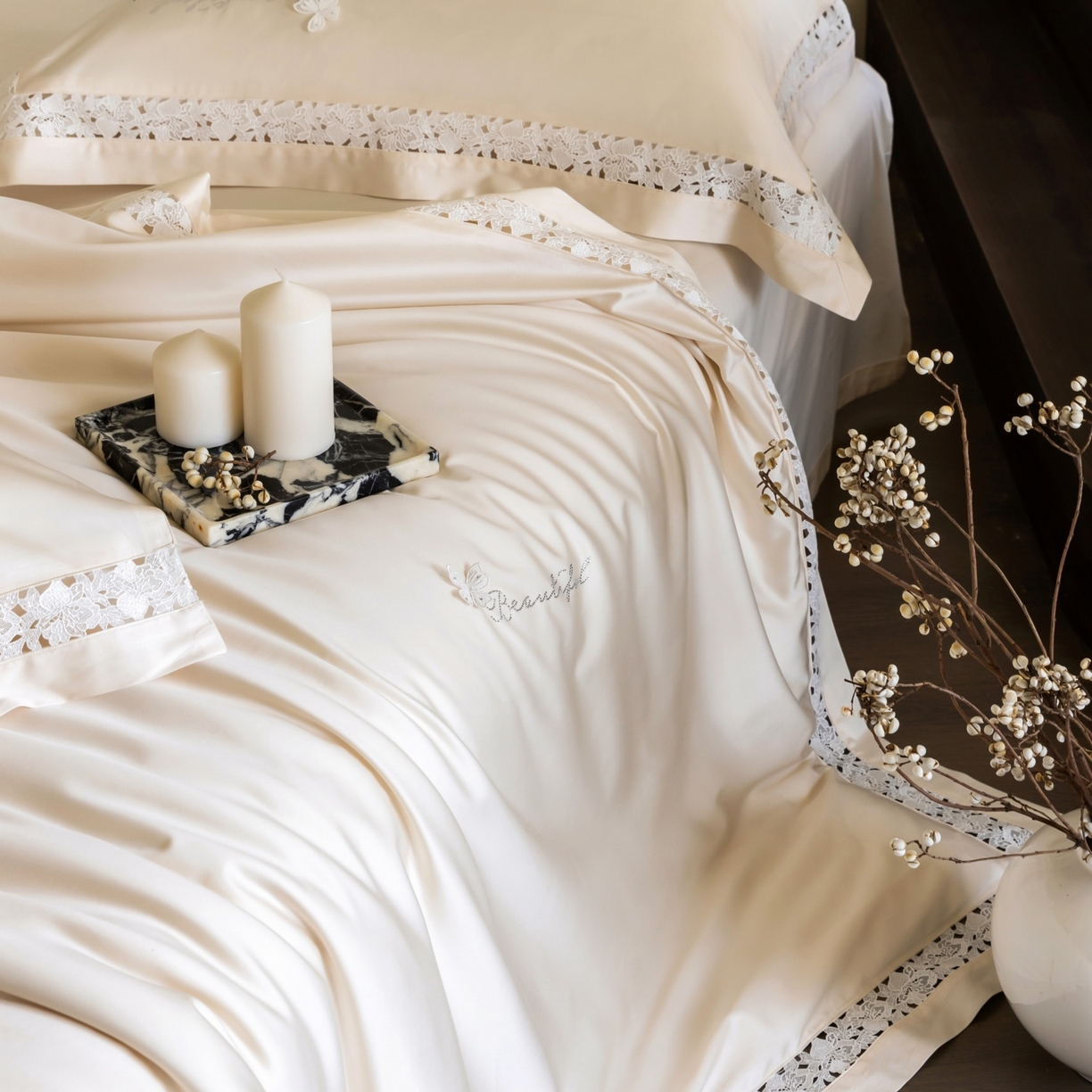 91家纺网 家纺一手货源 找家纺 佳汐蓝家纺 2026新款50S天丝棉镂空水溶蕾丝花边四件套-娜瑞诗系列 娜瑞诗-米白色