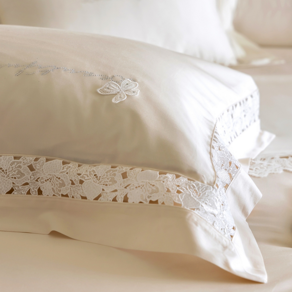 91家纺网 家纺一手货源 找家纺 佳汐蓝家纺 2026新款50S天丝棉镂空水溶蕾丝花边四件套-娜瑞诗系列 娜瑞诗-米白色