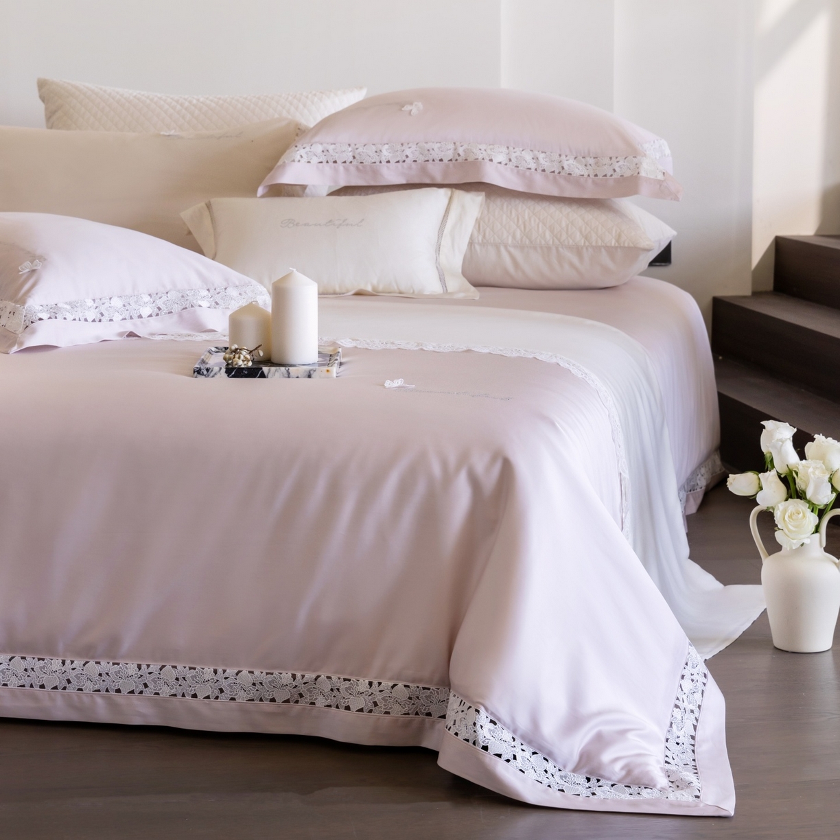 91家纺网 家纺一手货源 找家纺 佳汐蓝家纺 2026新款50S天丝棉镂空水溶蕾丝花边四件套-娜瑞诗系列 娜瑞诗-粉色