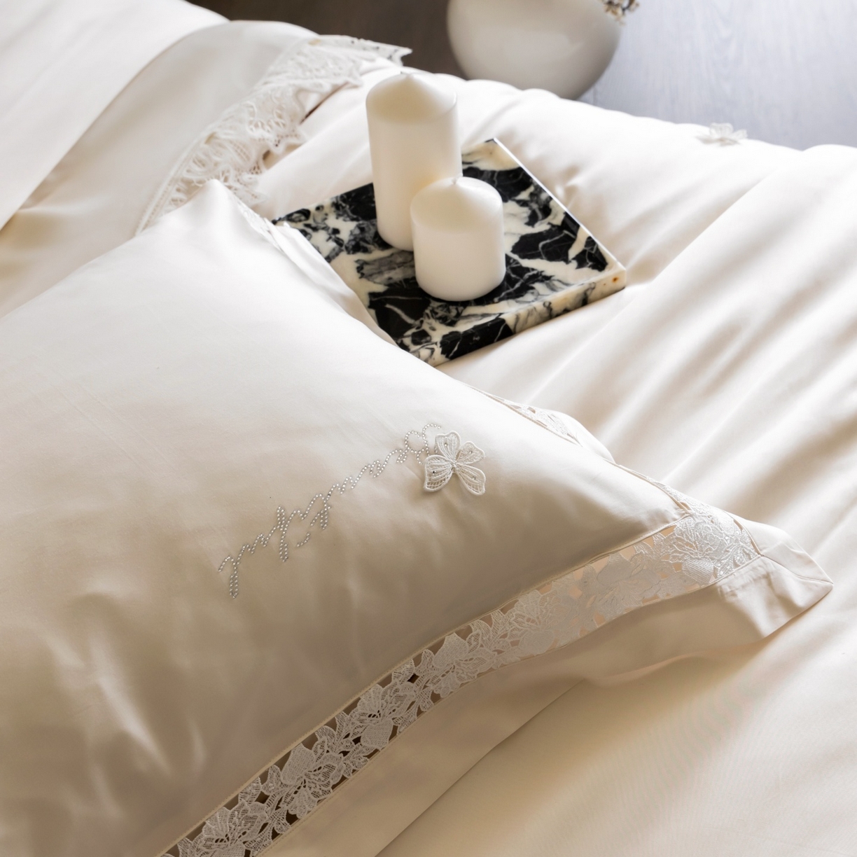 91家纺网 家纺一手货源 找家纺 佳汐蓝家纺 2026新款50S天丝棉镂空水溶蕾丝花边四件套-娜瑞诗系列 娜瑞诗-米白色